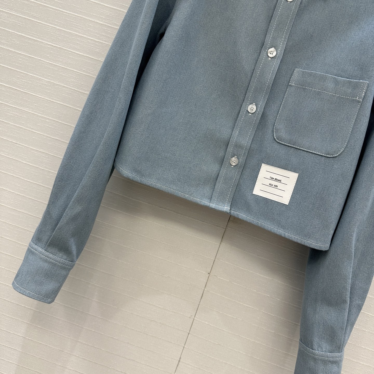 “Thom Browne *25s Women’s Suit Review: Classic Elements, Short Cowboy Shirts, and Slashed Jeans” - 图片 4