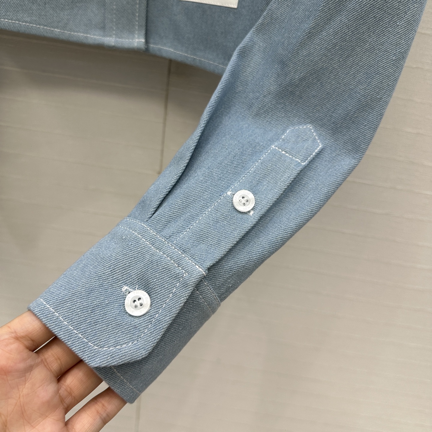 “Thom Browne *25s Women’s Suit Review: Classic Elements, Short Cowboy Shirts, and Slashed Jeans” - 图片 6
