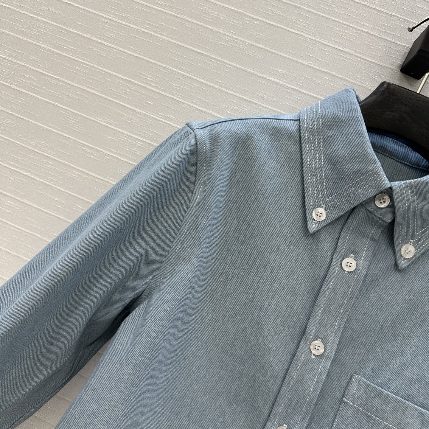 “Thom Browne *25s Women’s Suit Review: Classic Elements, Short Cowboy Shirts, and Slashed Jeans” - 图片 3