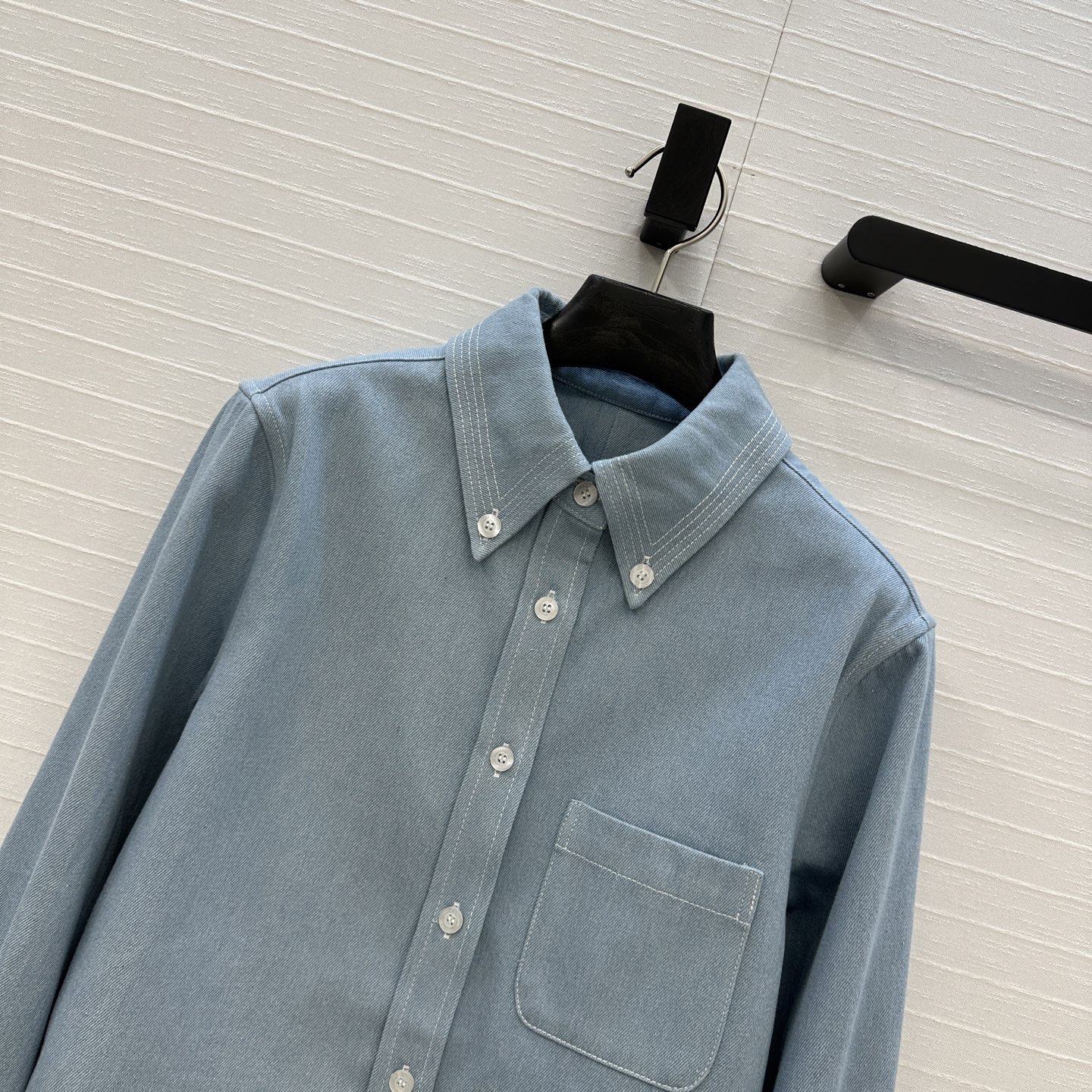 “Thom Browne *25s Women’s Suit Review: Classic Elements, Short Cowboy Shirts, and Slashed Jeans” - 图片 2