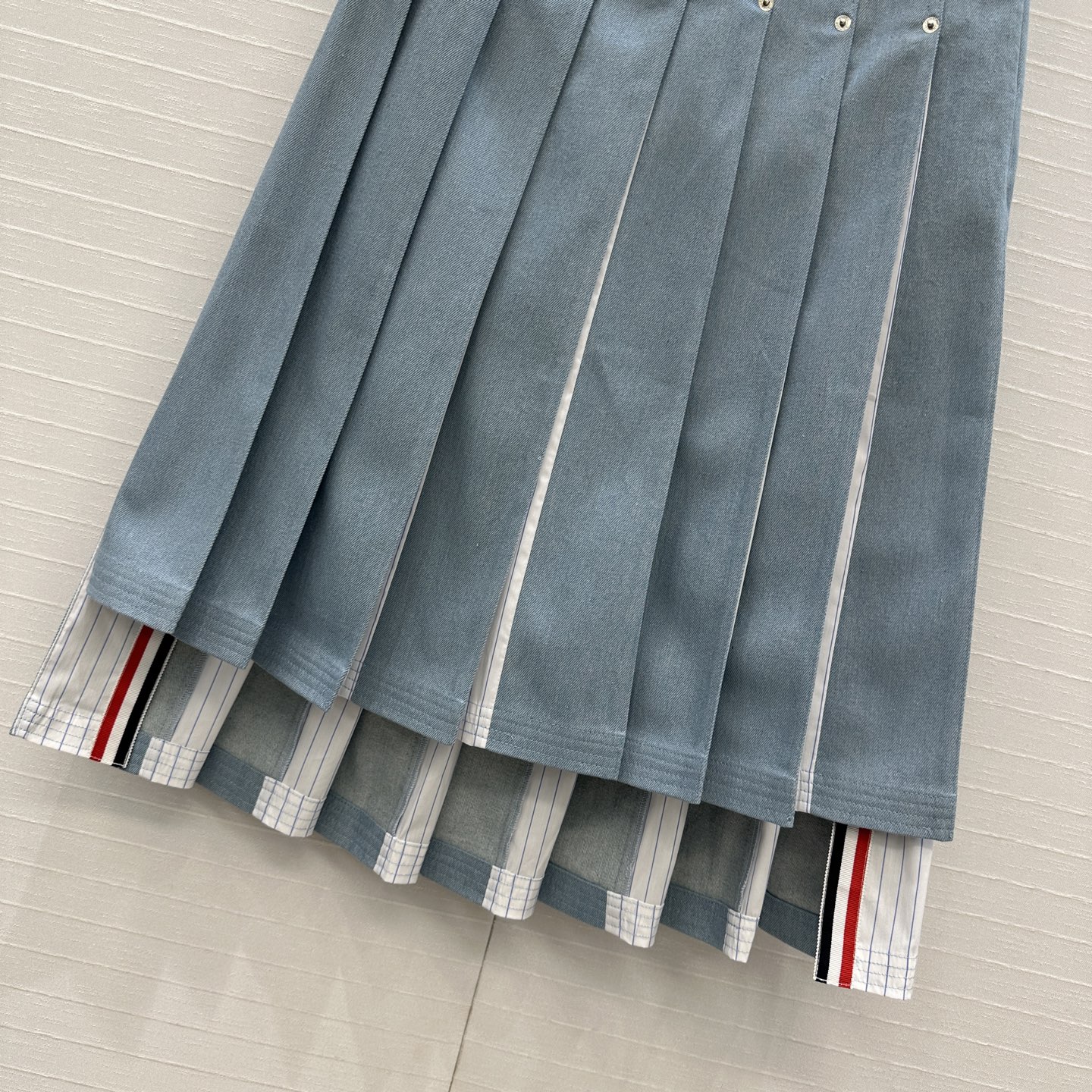 “Female Dress with Slashed Cowboy Stripes and A-Colored Knitting Styles: Classic Design for Young Girls” - 图片 7