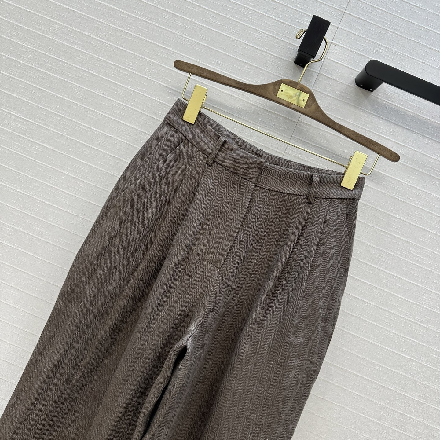 Title: Tweedy Women’s Clothes Collection with New Grey LP Thongs Recommendation Summary: Original Tweedy women’s clothes collection includes new grey LP thongs, emphasizing simplicity, details, and easy performance - 图片 2
