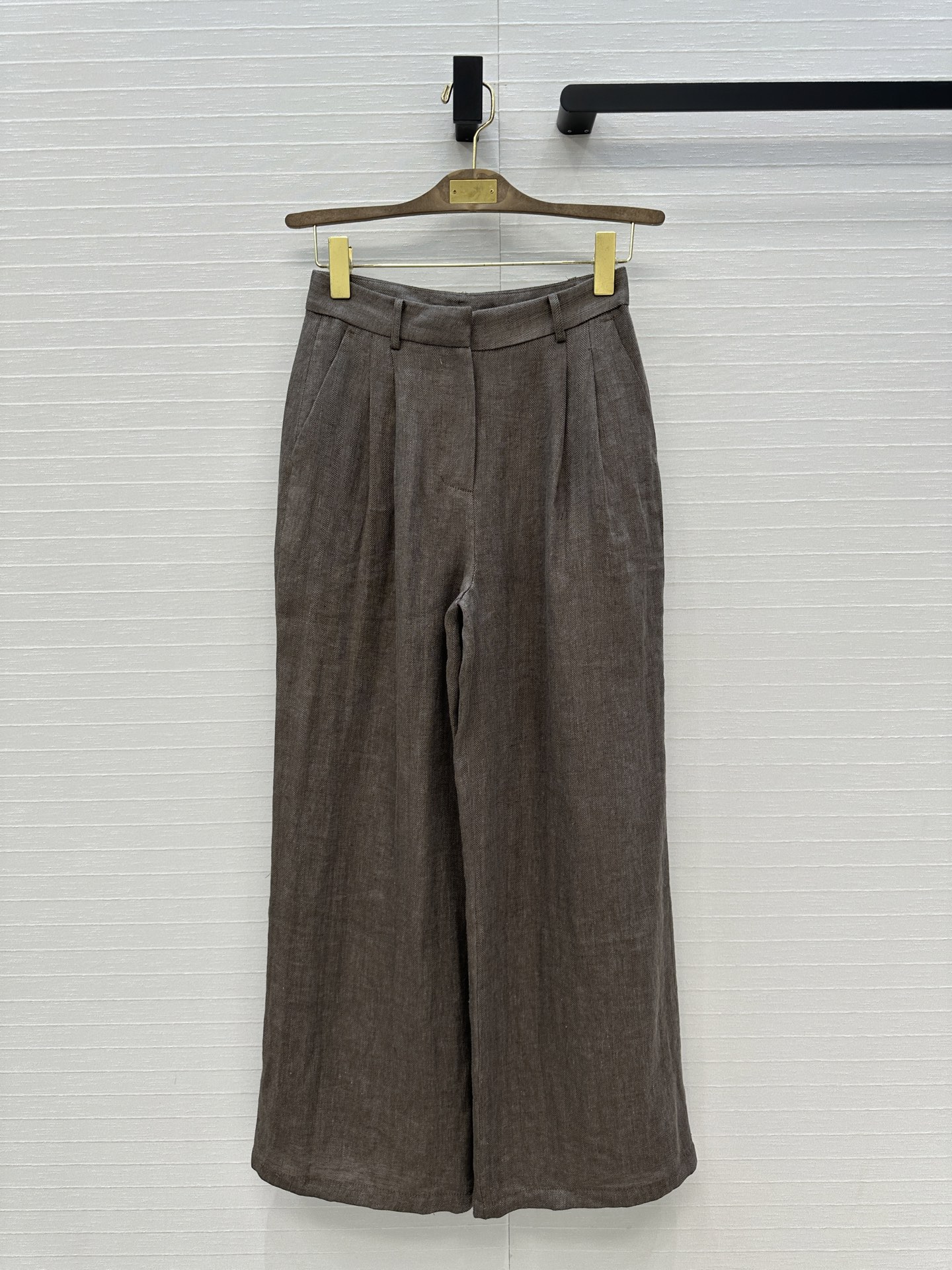 Title: Tweedy Women’s Clothes Collection with New Grey LP Thongs Recommendation Summary: Original Tweedy women’s clothes collection includes new grey LP thongs, emphasizing simplicity, details, and easy performance - 图片 1
