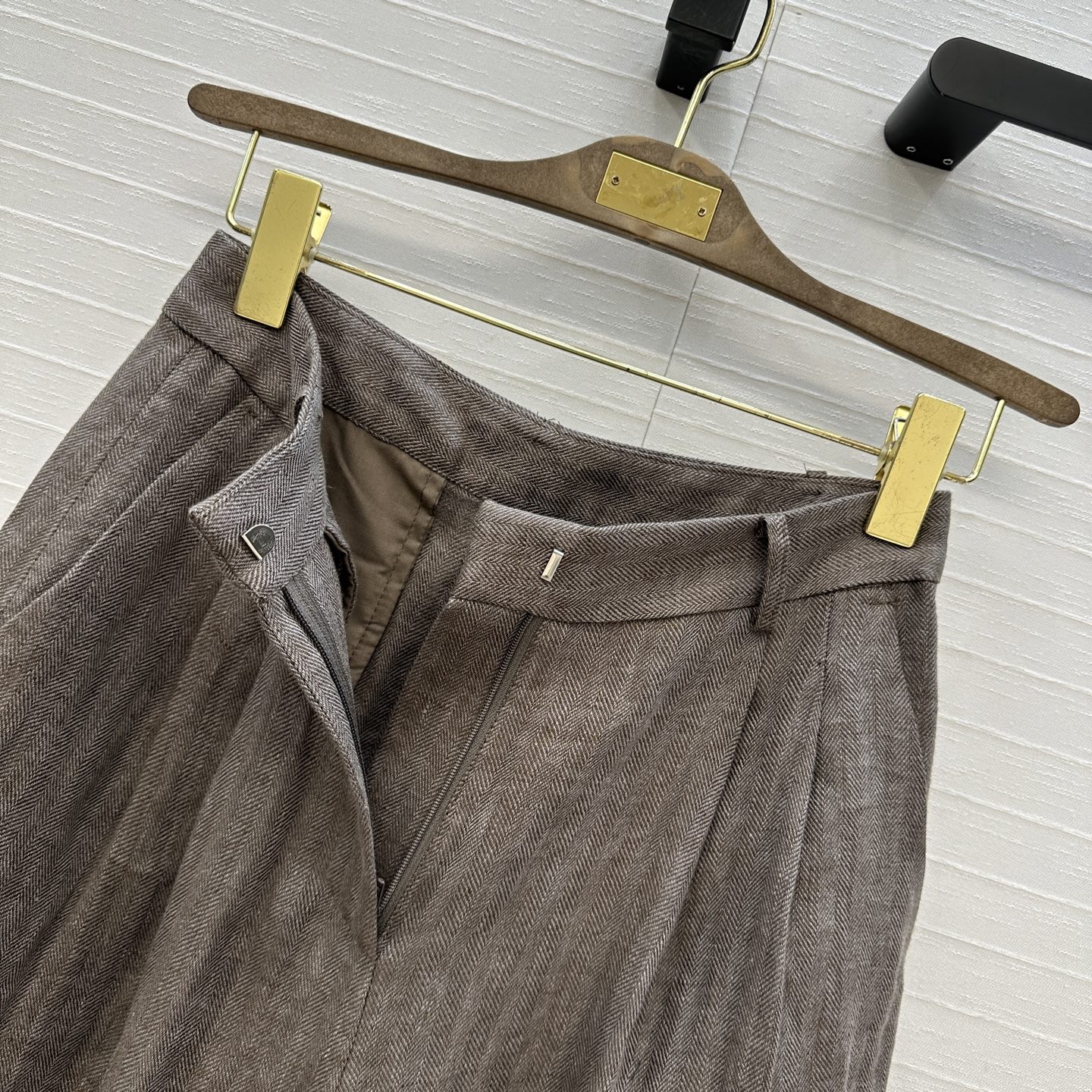 Title: Tweedy Women’s Clothes Collection with New Grey LP Thongs Recommendation Summary: Original Tweedy women’s clothes collection includes new grey LP thongs, emphasizing simplicity, details, and easy performance - 图片 4