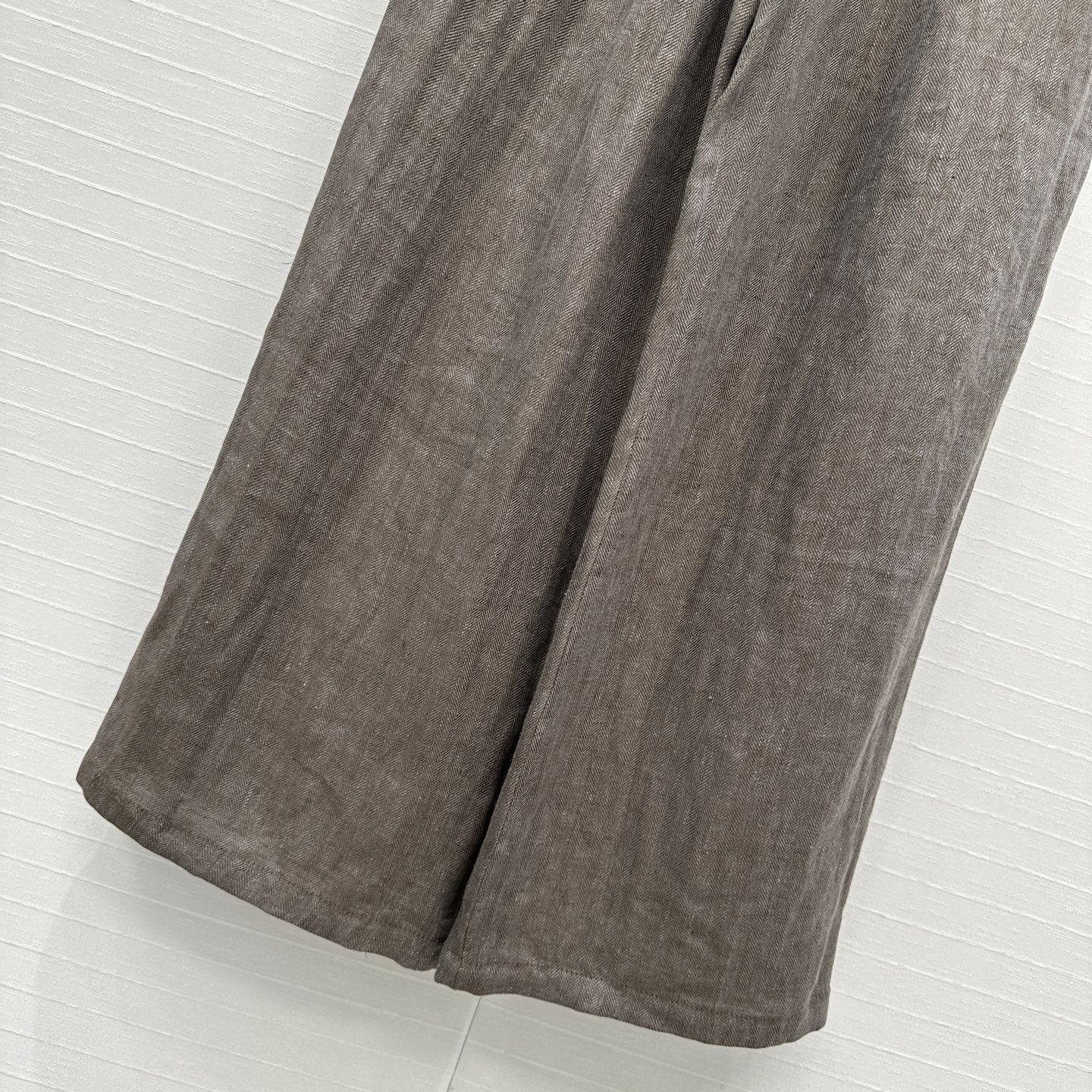 Title: Tweedy Women’s Clothes Collection with New Grey LP Thongs Recommendation Summary: Original Tweedy women’s clothes collection includes new grey LP thongs, emphasizing simplicity, details, and easy performance - 图片 7