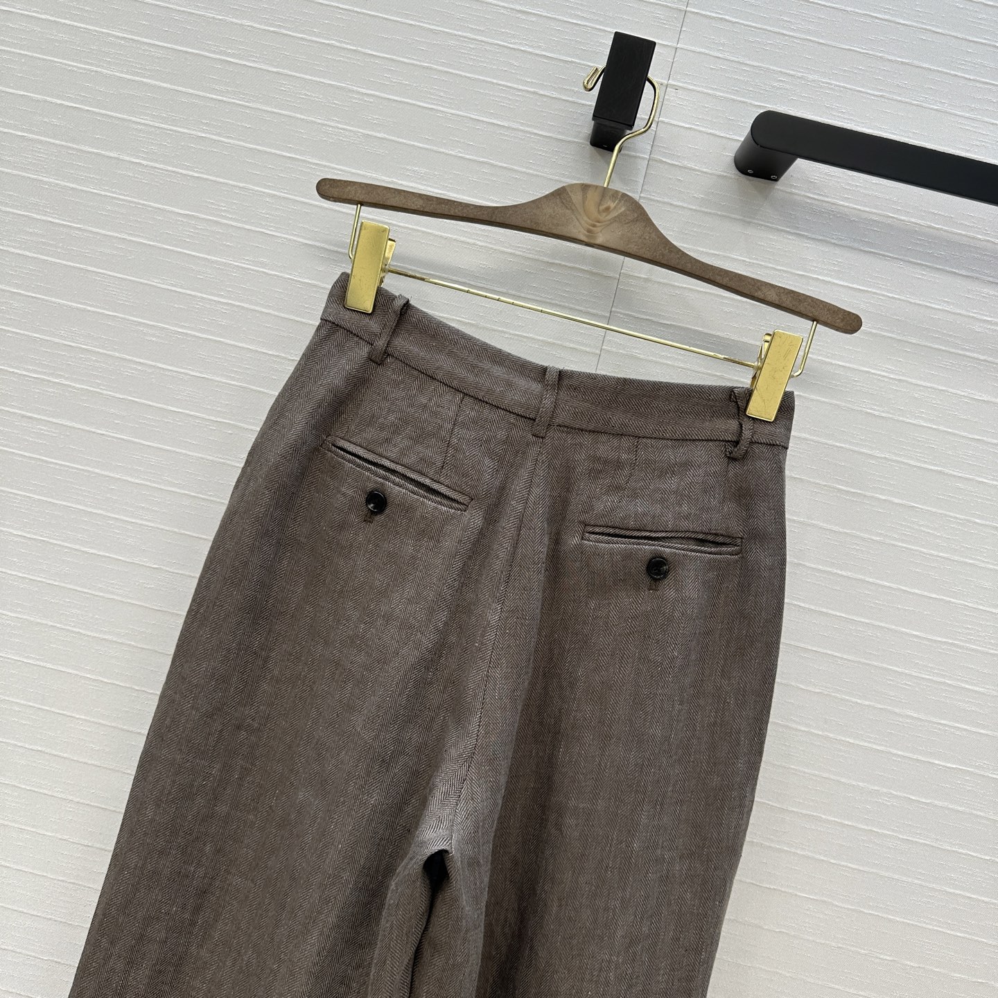 Title: Tweedy Women’s Clothes Collection with New Grey LP Thongs Recommendation Summary: Original Tweedy women’s clothes collection includes new grey LP thongs, emphasizing simplicity, details, and easy performance - 图片 9
