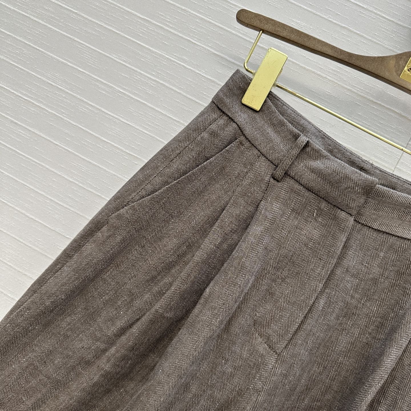 Title: Tweedy Women’s Clothes Collection with New Grey LP Thongs Recommendation Summary: Original Tweedy women’s clothes collection includes new grey LP thongs, emphasizing simplicity, details, and easy performance - 图片 3