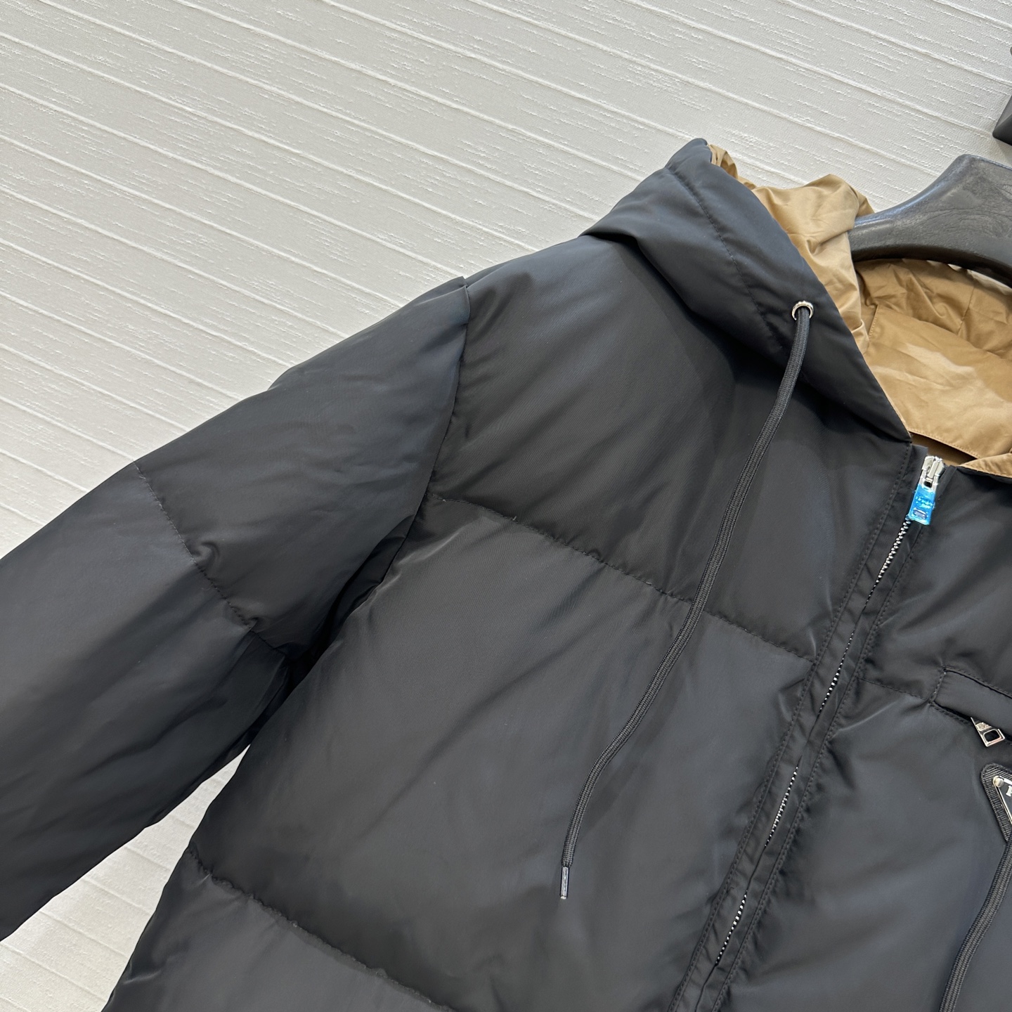 Fashionable one-size-fits-all P1296 outfit with platinum Prada design. Stylish, comfortable, and available in one color. - 图片 3