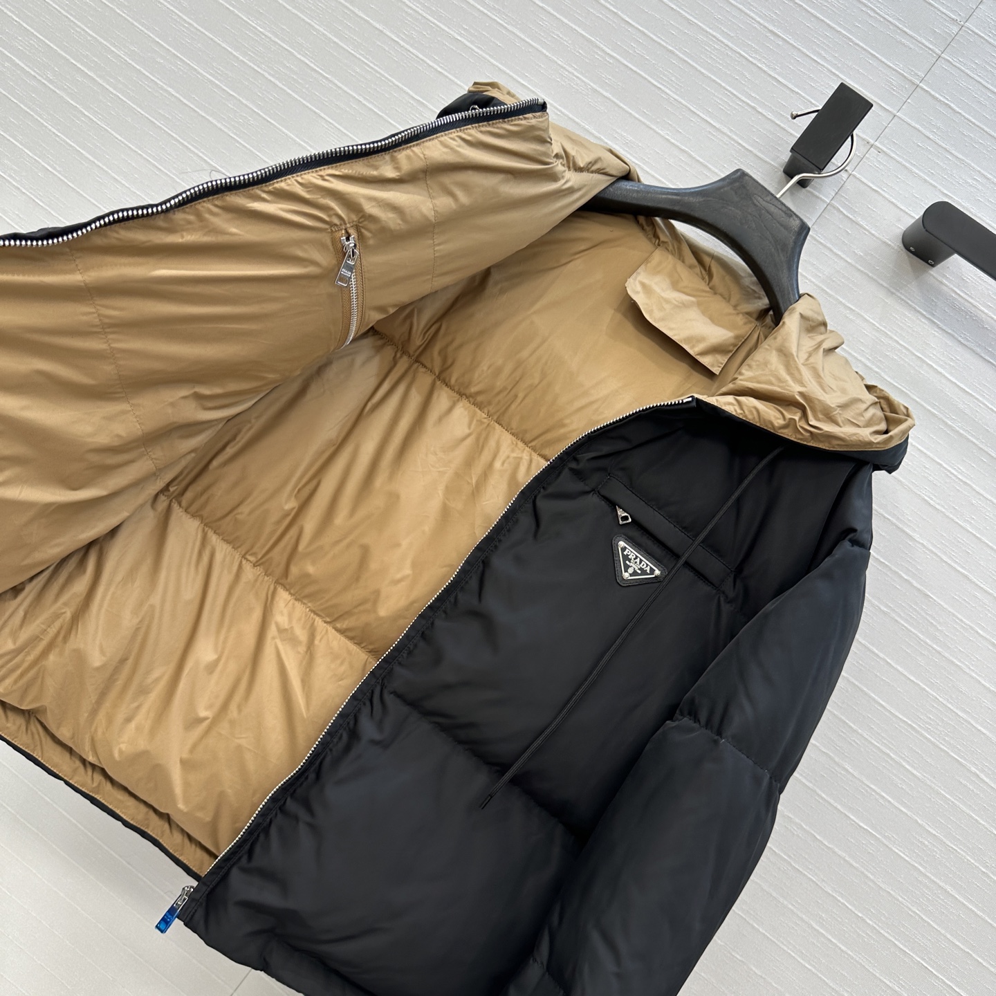 Fashionable one-size-fits-all P1296 outfit with platinum Prada design. Stylish, comfortable, and available in one color. - 图片 6