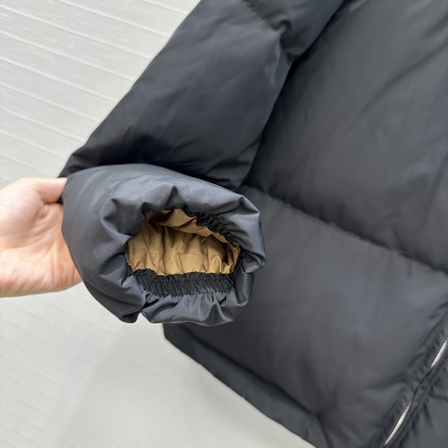 Fashionable one-size-fits-all P1296 outfit with platinum Prada design. Stylish, comfortable, and available in one color. - 图片 4