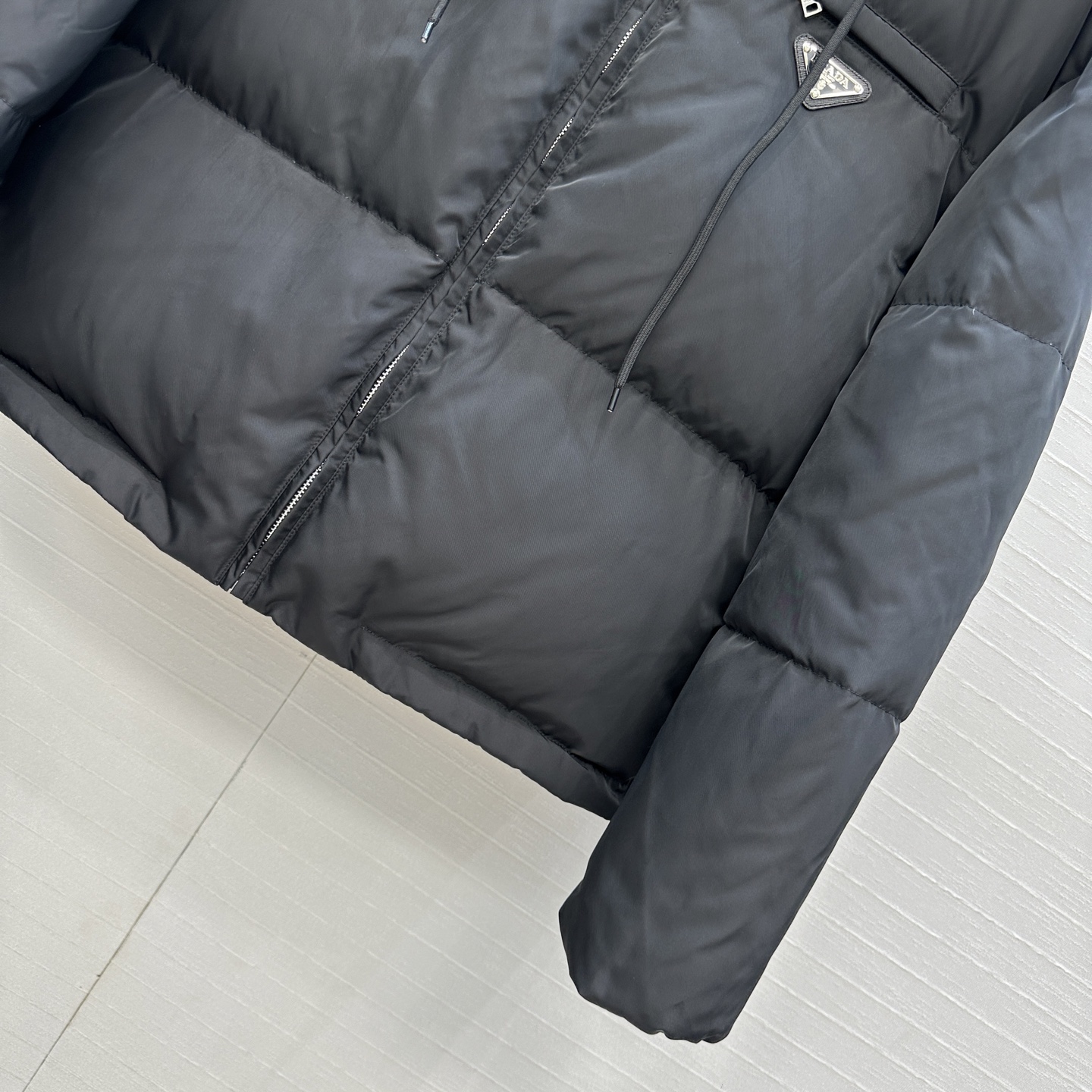 Fashionable one-size-fits-all P1296 outfit with platinum Prada design. Stylish, comfortable, and available in one color. - 图片 5