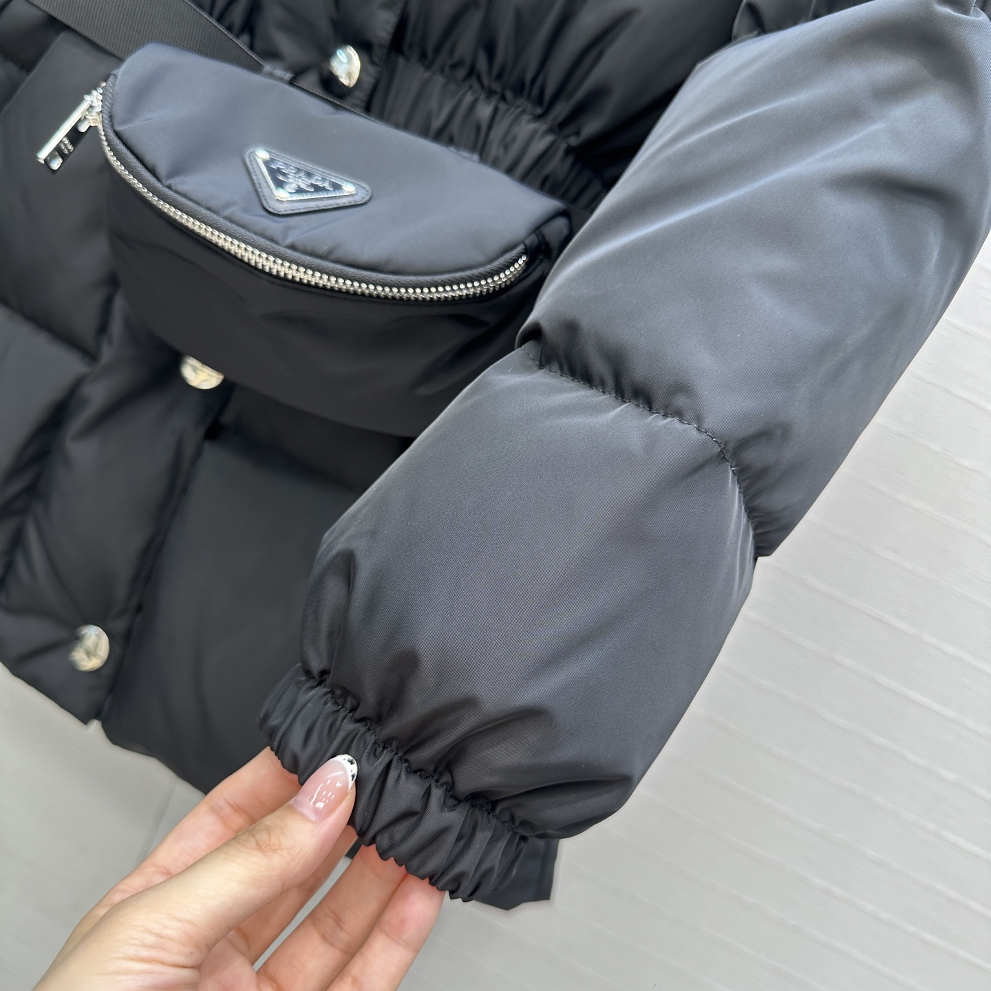 Platinum Prada P1536 Nylon Ant Pack Design: Stylish and Functional Hardware Kits for Women - 图片 7