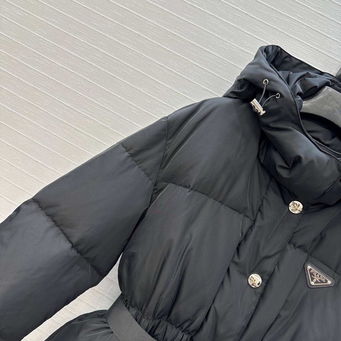 Platinum Prada P1536 Nylon Ant Pack Design: Stylish and Functional Hardware Kits for Women - 图片 3