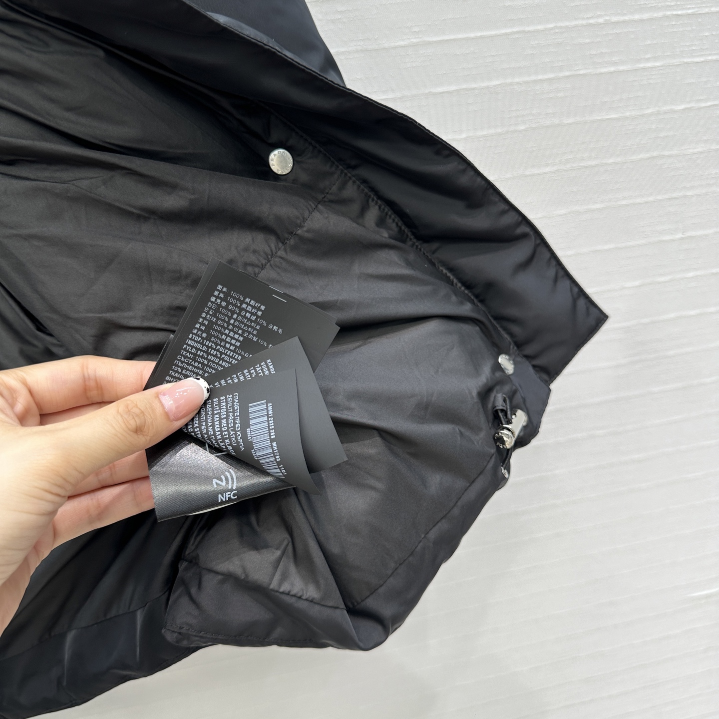 Platinum Prada P1536 Nylon Ant Pack Design: Stylish and Functional Hardware Kits for Women - 图片 6