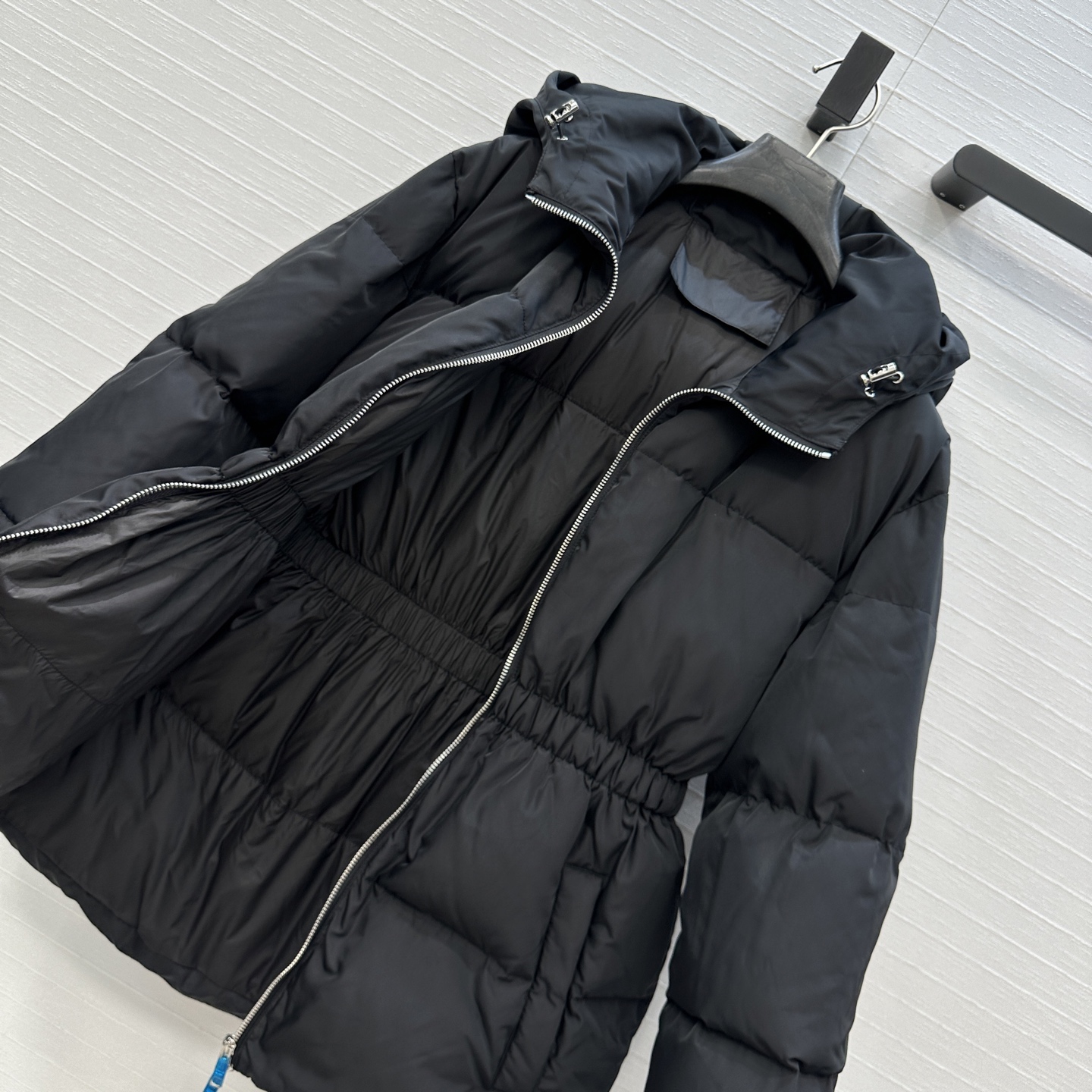 Platinum Prada Girl: Funky and Handsome Nylon Fashion with Metallic Belts - 图片 7
