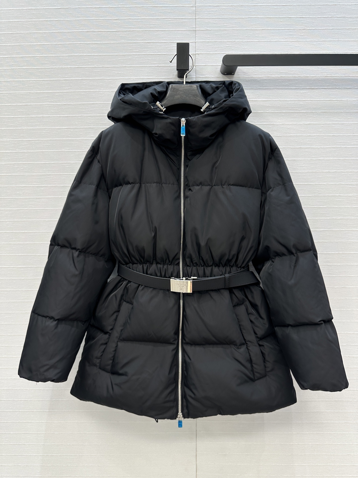 Platinum Prada Girl: Funky and Handsome Nylon Fashion with Metallic Belts - 图片 1