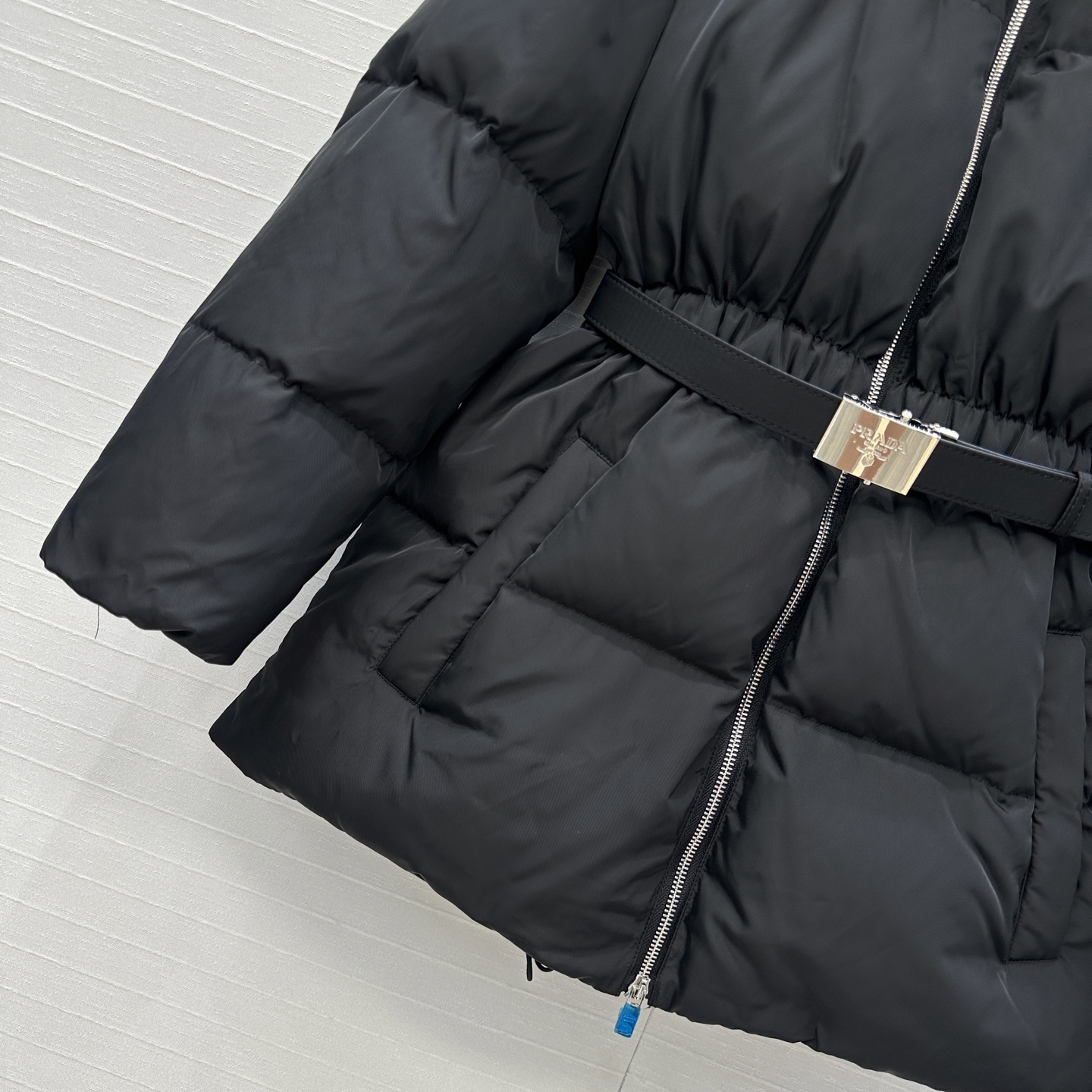 Platinum Prada Girl: Funky and Handsome Nylon Fashion with Metallic Belts - 图片 6