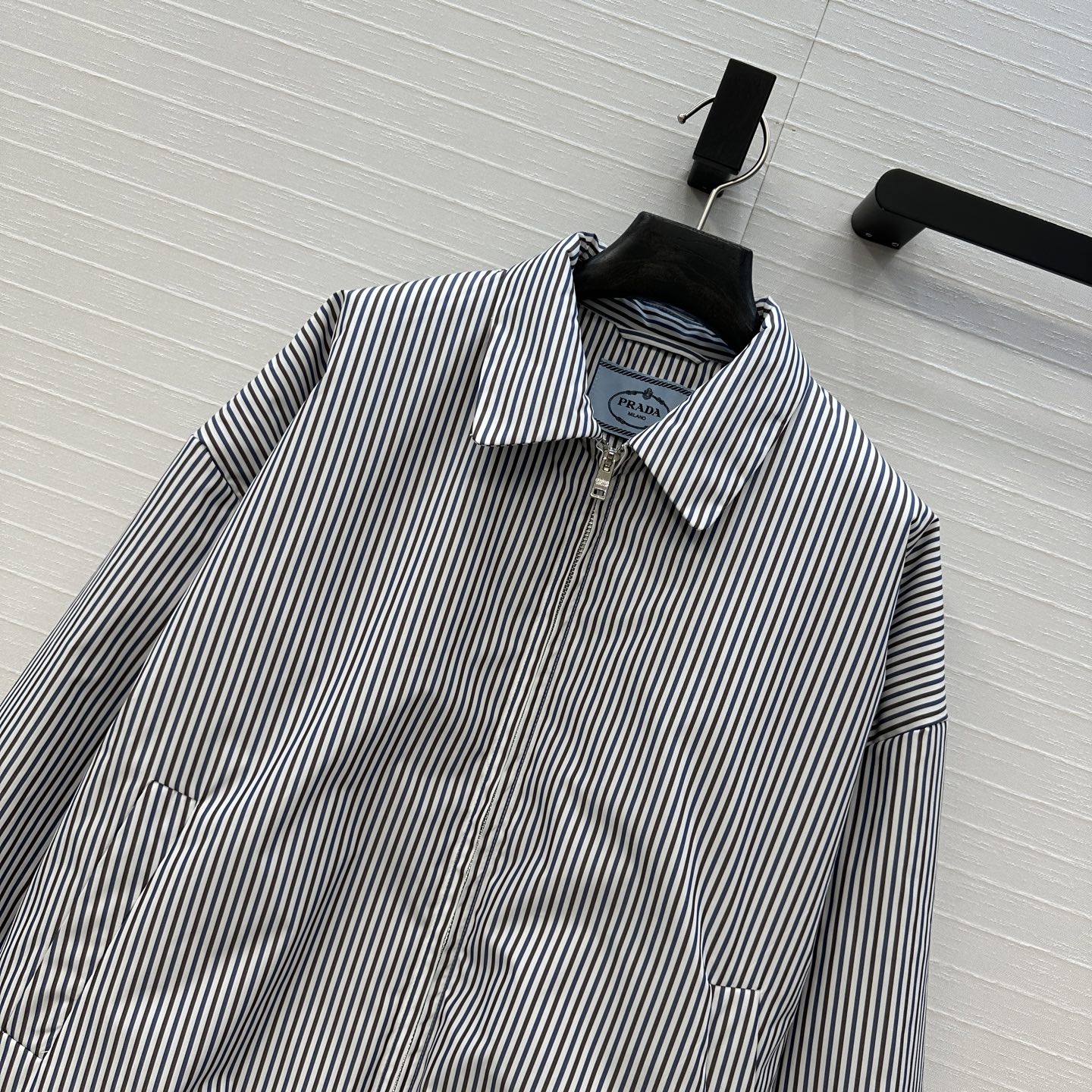 强烈推荐❤️Pra*新品条纹控必入🛒竖条纹棉服夹克外套 轻松又时髦的穿搭，翻领短款褶裥版型上身可甜可盐百