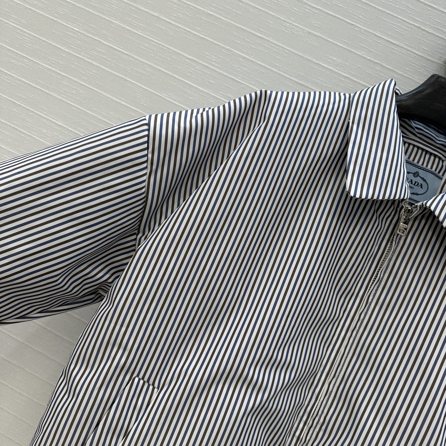 强烈推荐❤️Pra*新品条纹控必入🛒竖条纹棉服夹克外套 轻松又时髦的穿搭，翻领短款褶裥版型上身可甜可盐百