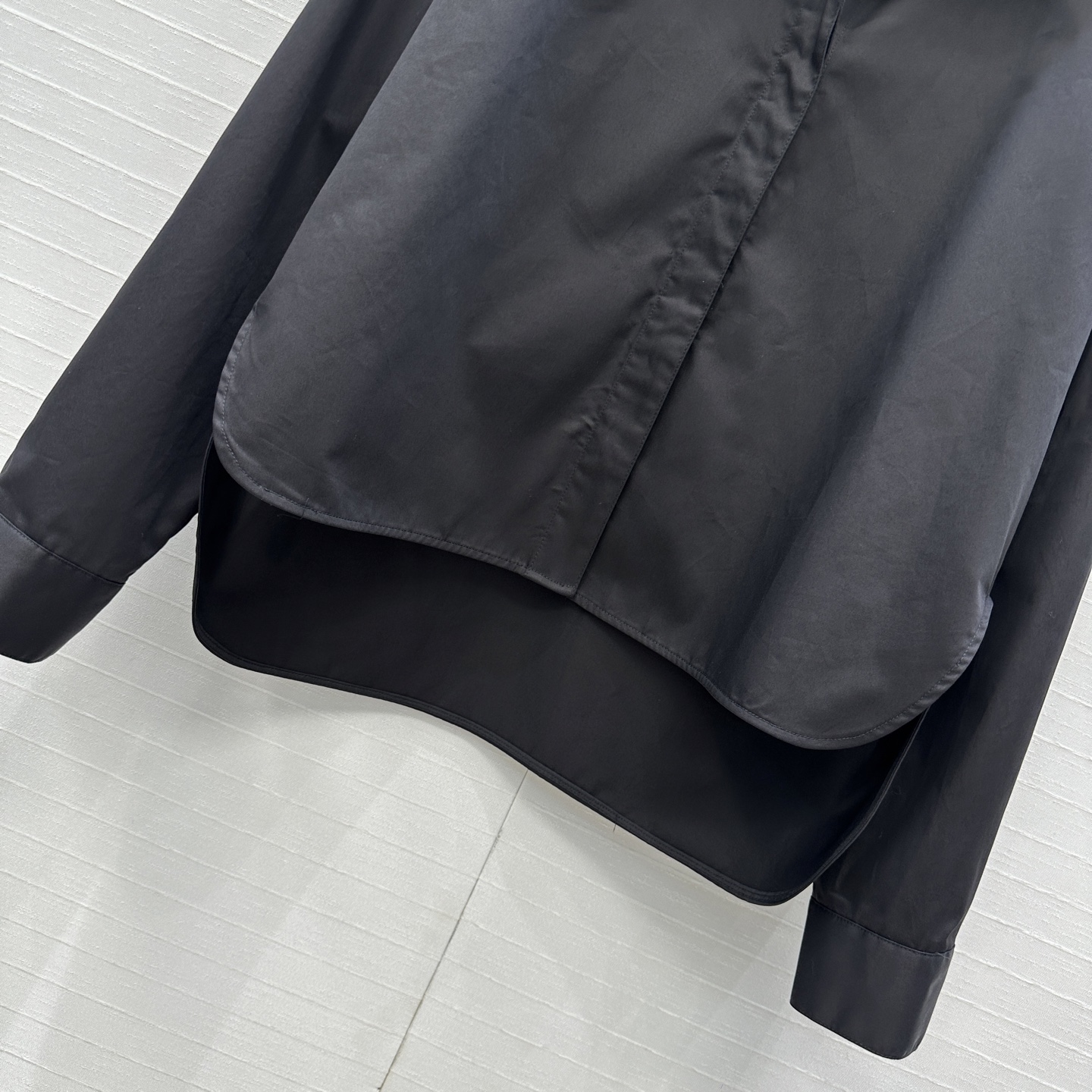 独家首发❤️Alai*25早秋新品简约连帽v领衬衫，立体剪裁前短后长版型设计上身显瘦又高挑！随性时髦单品