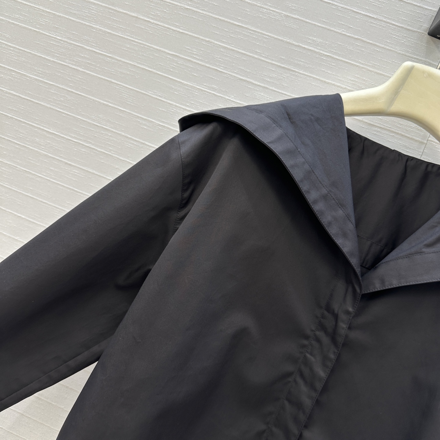 独家首发❤️Alai*25早秋新品简约连帽v领衬衫，立体剪裁前短后长版型设计上身显瘦又高挑！随性时髦单品