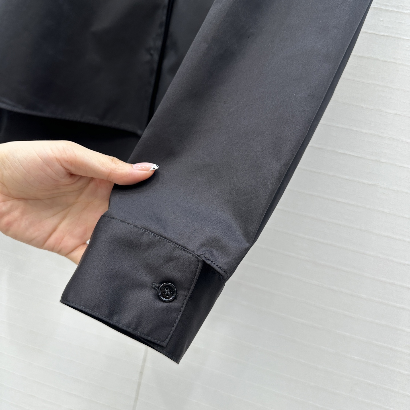 独家首发❤️Alai*25早秋新品简约连帽v领衬衫，立体剪裁前短后长版型设计上身显瘦又高挑！随性时髦单品