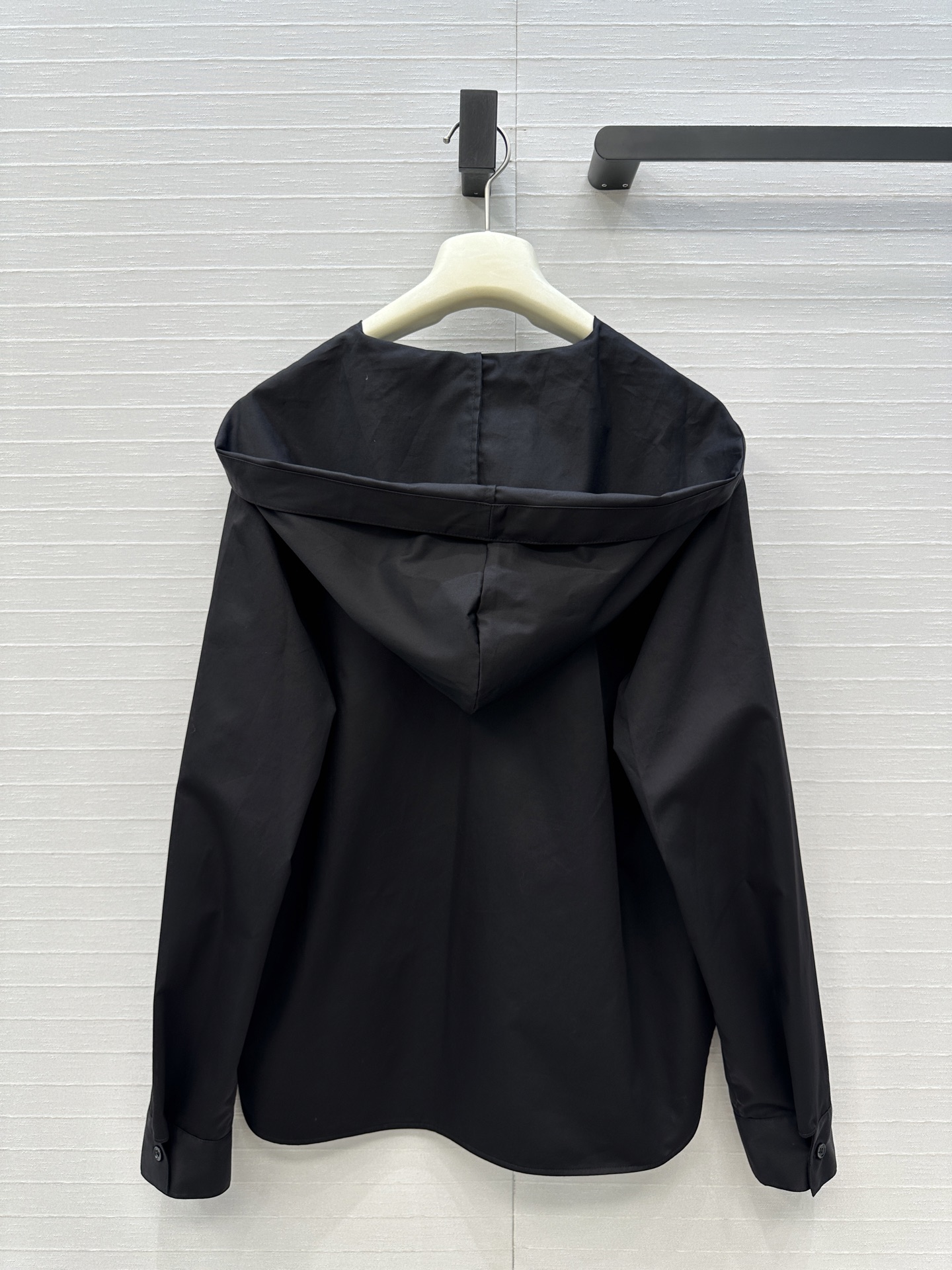 独家首发❤️Alai*25早秋新品简约连帽v领衬衫，立体剪裁前短后长版型设计上身显瘦又高挑！随性时髦单品