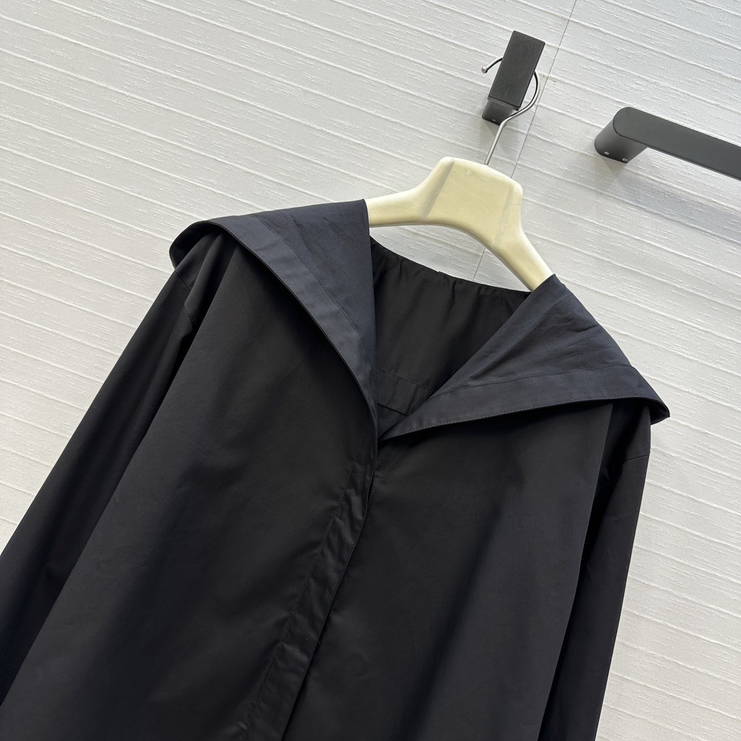 独家首发❤️Alai*25早秋新品简约连帽v领衬衫，立体剪裁前短后长版型设计上身显瘦又高挑！随性时髦单品