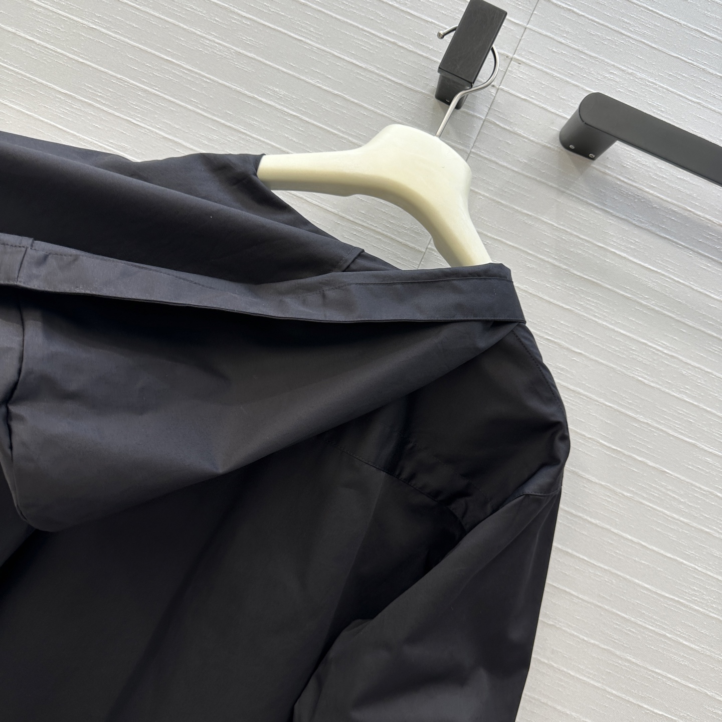 独家首发❤️Alai*25早秋新品简约连帽v领衬衫，立体剪裁前短后长版型设计上身显瘦又高挑！随性时髦单品