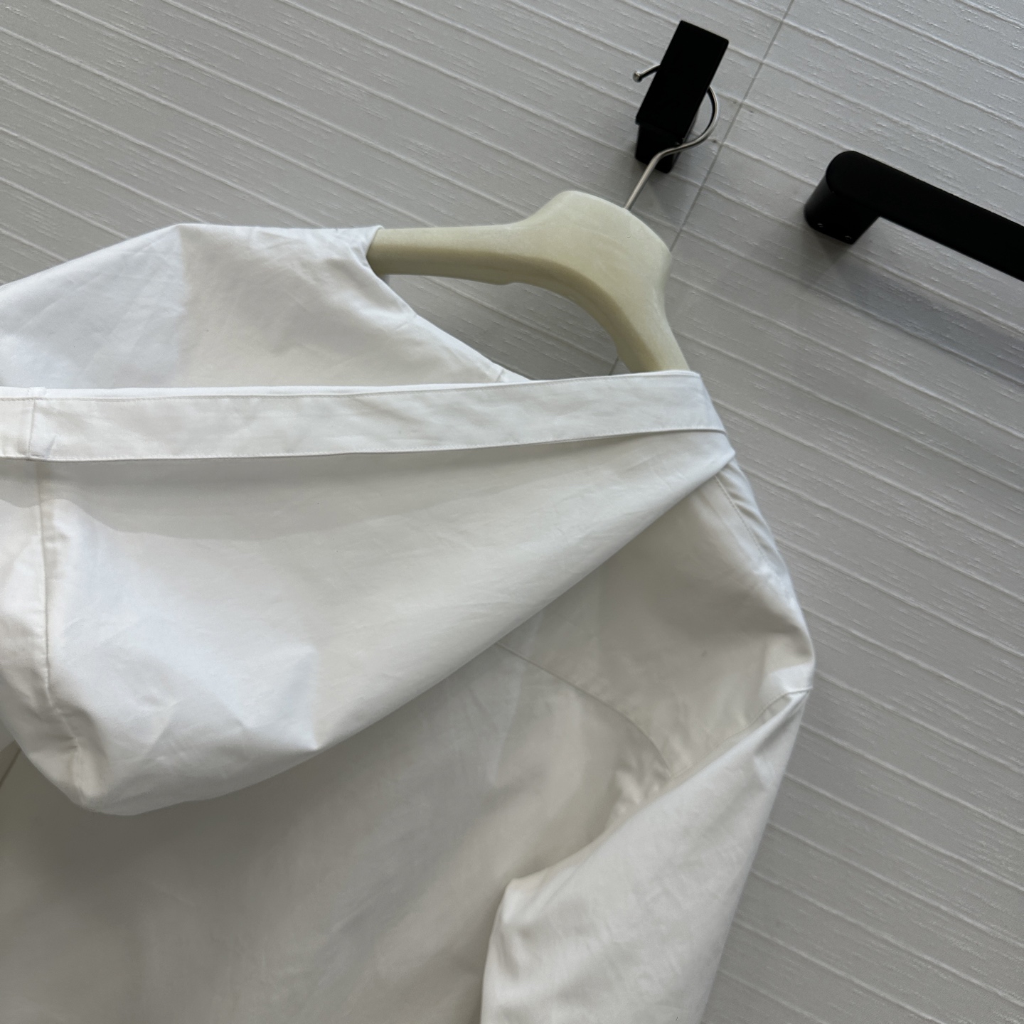 独家首发❤️Alai*25早秋新品简约连帽v领衬衫，立体剪裁前短后长版型设计上身显瘦又高挑！随性时髦单品