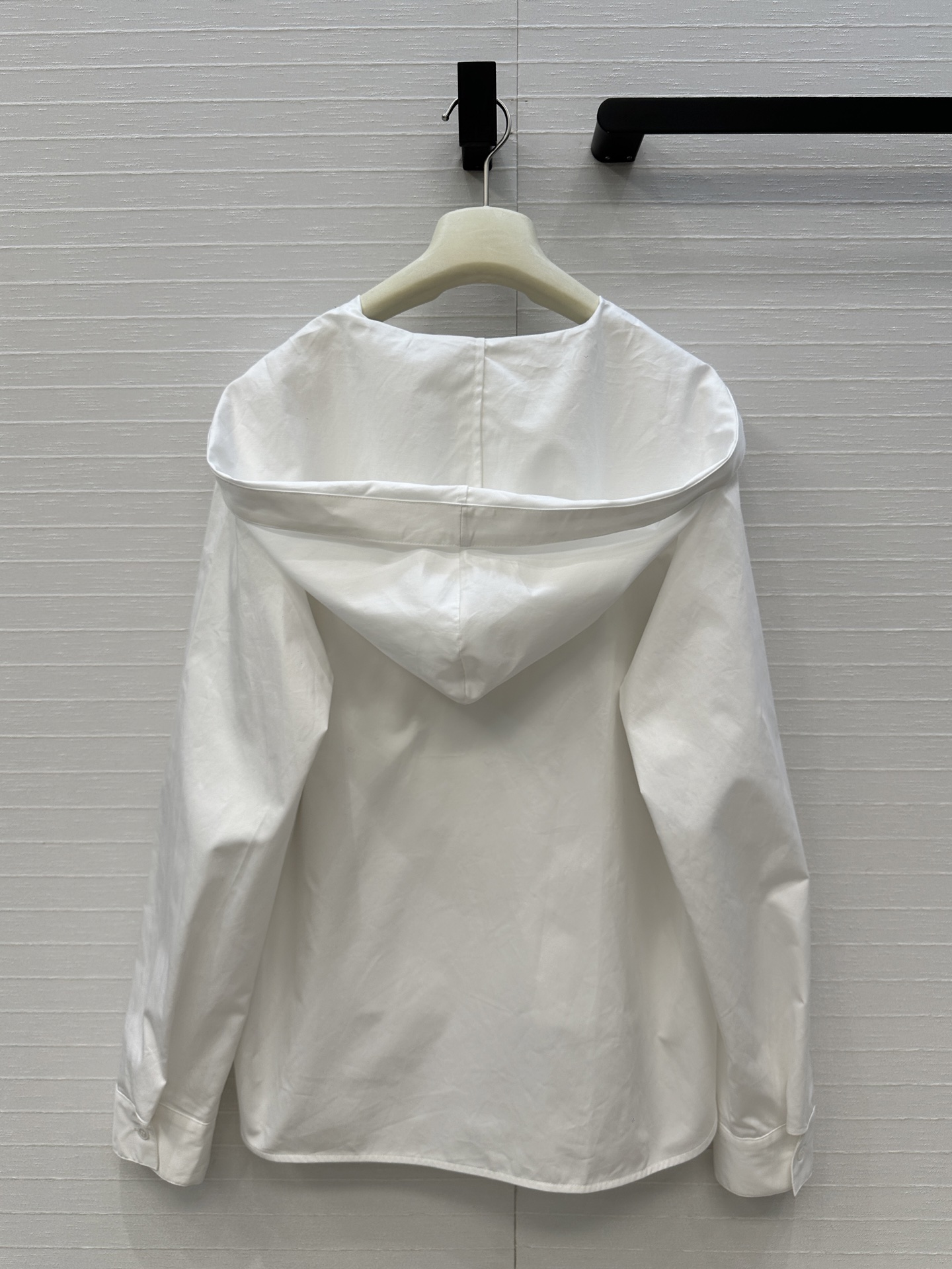 独家首发❤️Alai*25早秋新品简约连帽v领衬衫，立体剪裁前短后长版型设计上身显瘦又高挑！随性时髦单品