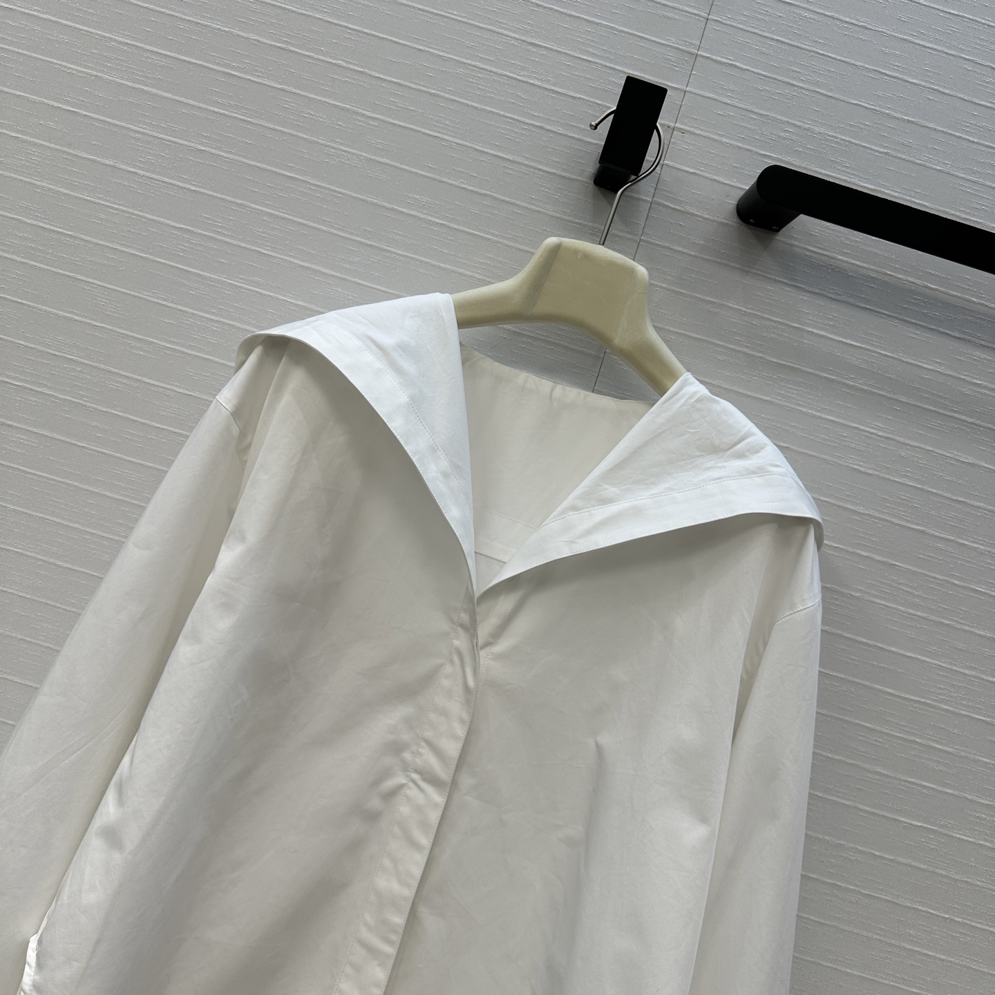 独家首发❤️Alai*25早秋新品简约连帽v领衬衫，立体剪裁前短后长版型设计上身显瘦又高挑！随性时髦单品