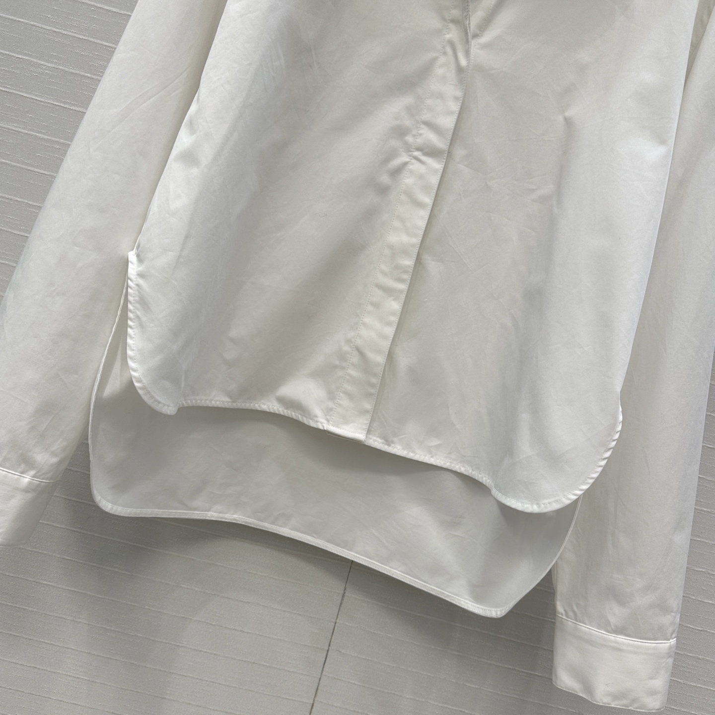 独家首发❤️Alai*25早秋新品简约连帽v领衬衫，立体剪裁前短后长版型设计上身显瘦又高挑！随性时髦单品