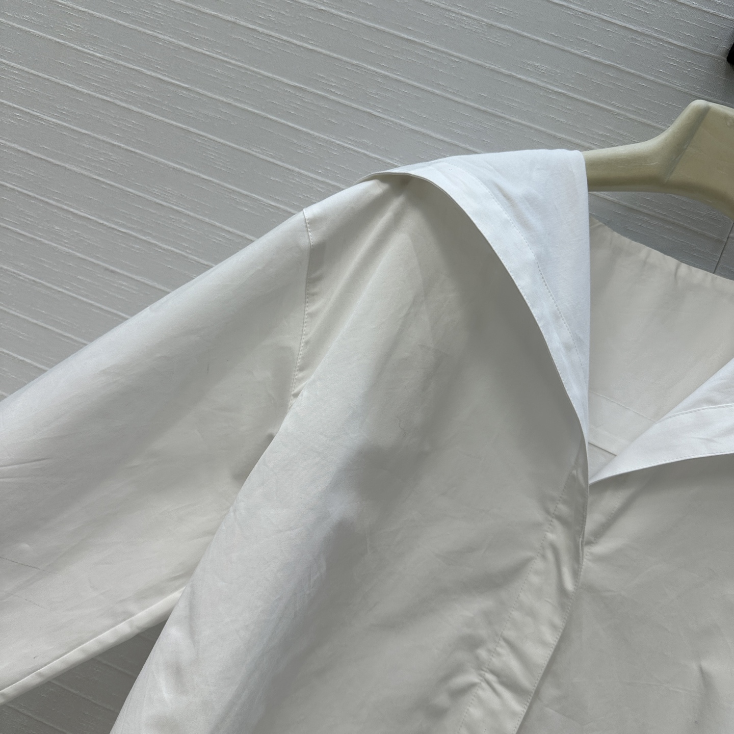 独家首发❤️Alai*25早秋新品简约连帽v领衬衫，立体剪裁前短后长版型设计上身显瘦又高挑！随性时髦单品