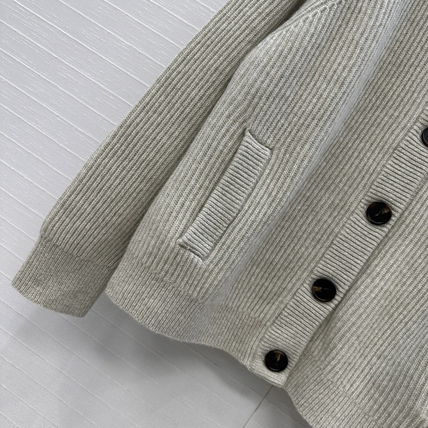 P1008原单狠货女装 配包装独家首发🍒高端品质！BC新品羊绒针织开衫外套！单排扣圆领长青款设计简约意式老钱风，版型慵懒随性优雅不挑人上身超显瘦，三色S-L码。S码，落肩，胸围102，衣长54。。 - 图片 5