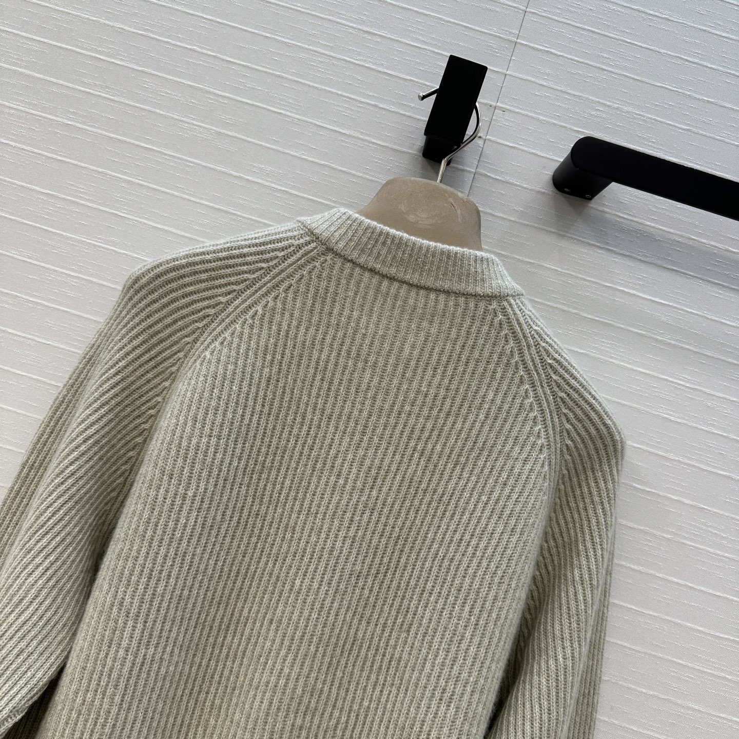 P1008原单狠货女装 配包装独家首发🍒高端品质！BC新品羊绒针织开衫外套！单排扣圆领长青款设计简约意式老钱风，版型慵懒随性优雅不挑人上身超显瘦，三色S-L码。S码，落肩，胸围102，衣长54。。 - 图片 9