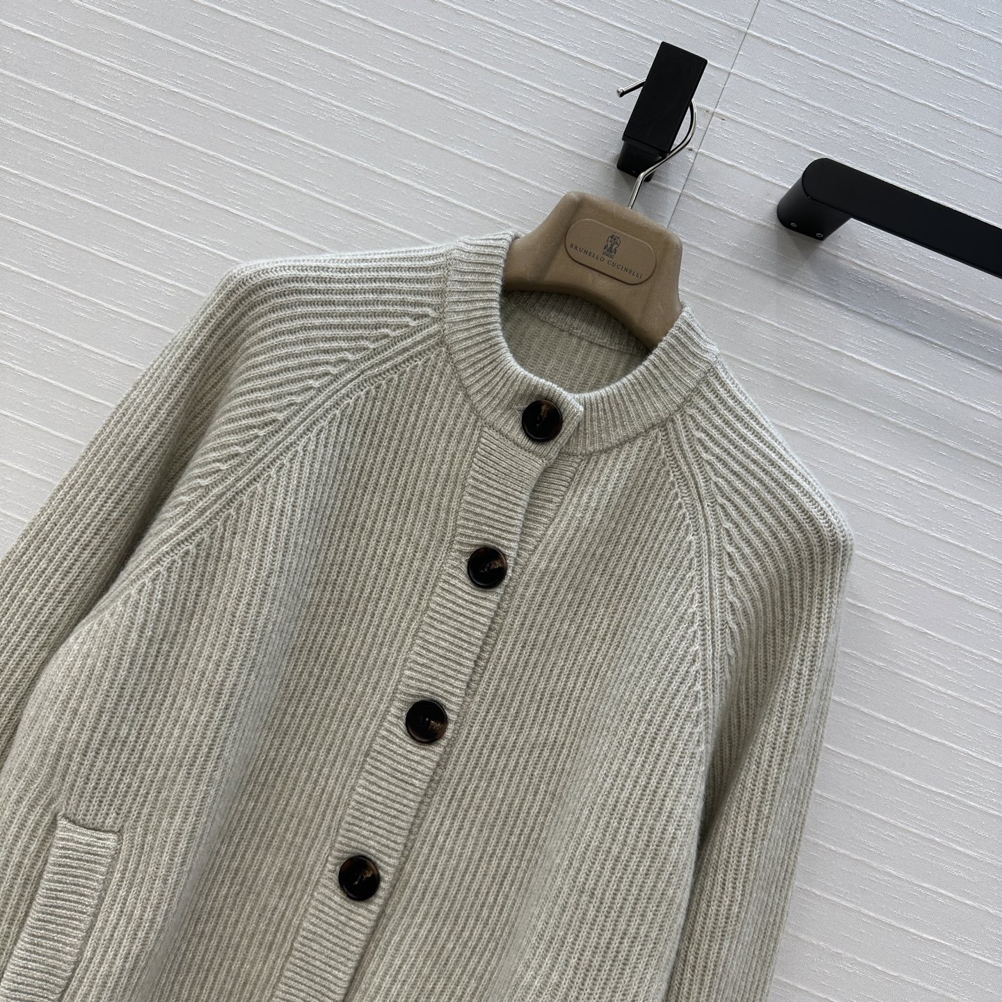 P1008原单狠货女装 配包装独家首发🍒高端品质！BC新品羊绒针织开衫外套！单排扣圆领长青款设计简约意式老钱风，版型慵懒随性优雅不挑人上身超显瘦，三色S-L码。S码，落肩，胸围102，衣长54。。 - 图片 2