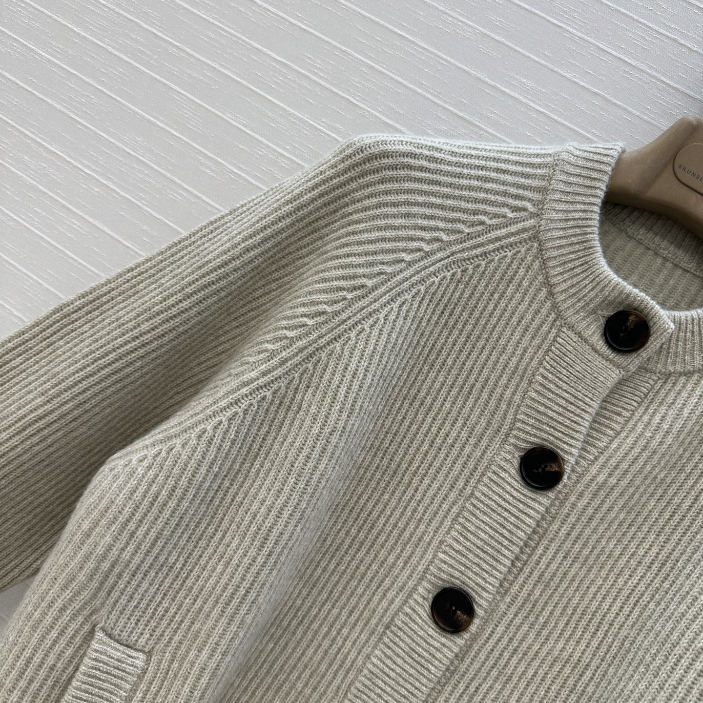 P1008原单狠货女装 配包装独家首发🍒高端品质！BC新品羊绒针织开衫外套！单排扣圆领长青款设计简约意式老钱风，版型慵懒随性优雅不挑人上身超显瘦，三色S-L码。S码，落肩，胸围102，衣长54。。 - 图片 3