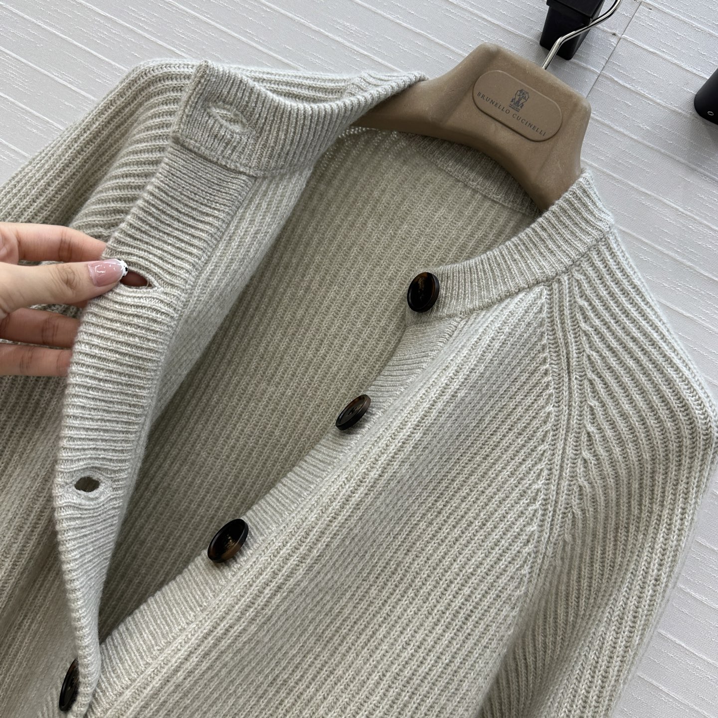 P1008原单狠货女装 配包装独家首发🍒高端品质！BC新品羊绒针织开衫外套！单排扣圆领长青款设计简约意式老钱风，版型慵懒随性优雅不挑人上身超显瘦，三色S-L码。S码，落肩，胸围102，衣长54。。 - 图片 4