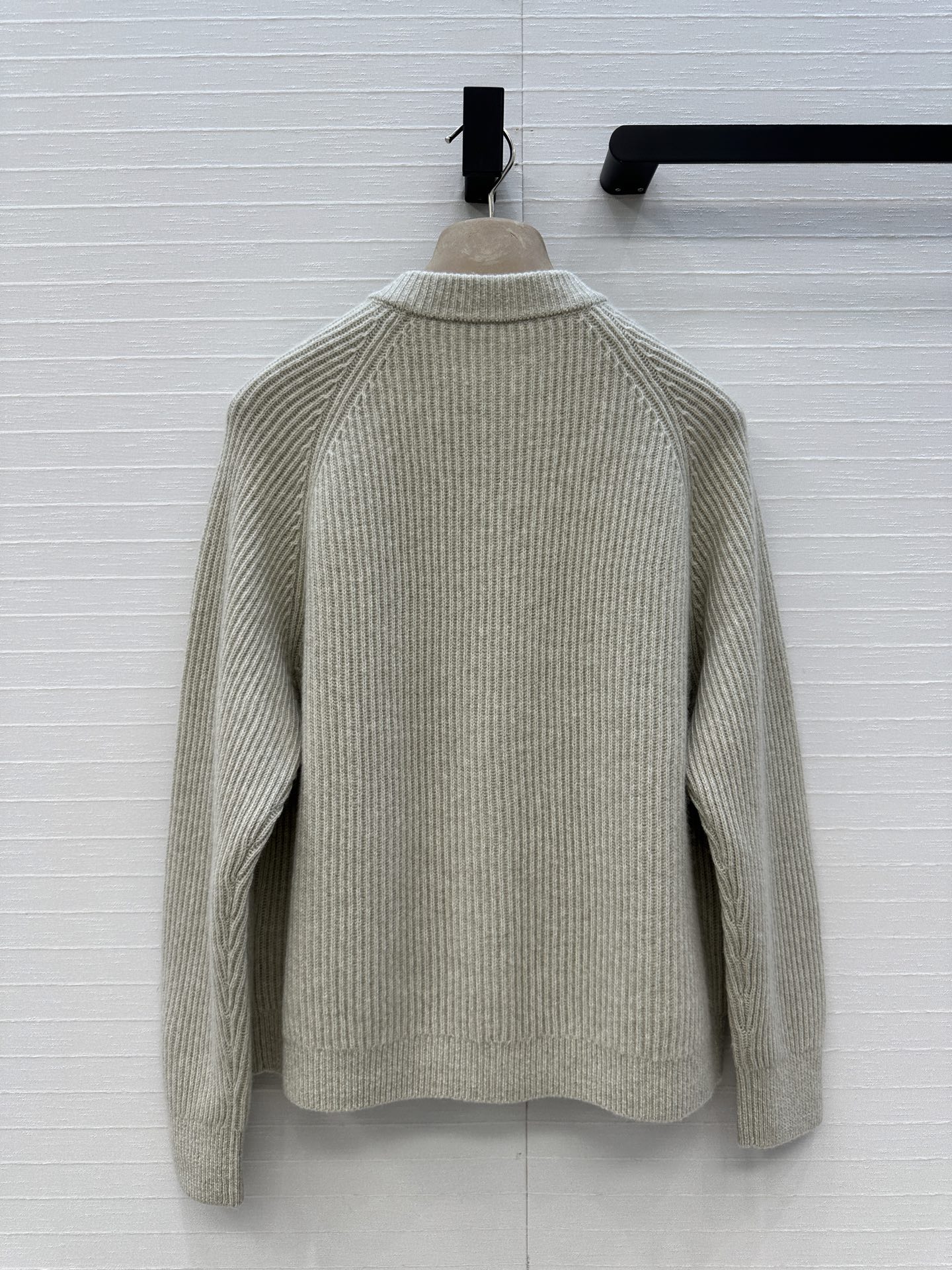 P1008原单狠货女装 配包装独家首发🍒高端品质！BC新品羊绒针织开衫外套！单排扣圆领长青款设计简约意式老钱风，版型慵懒随性优雅不挑人上身超显瘦，三色S-L码。S码，落肩，胸围102，衣长54。。 - 图片 8