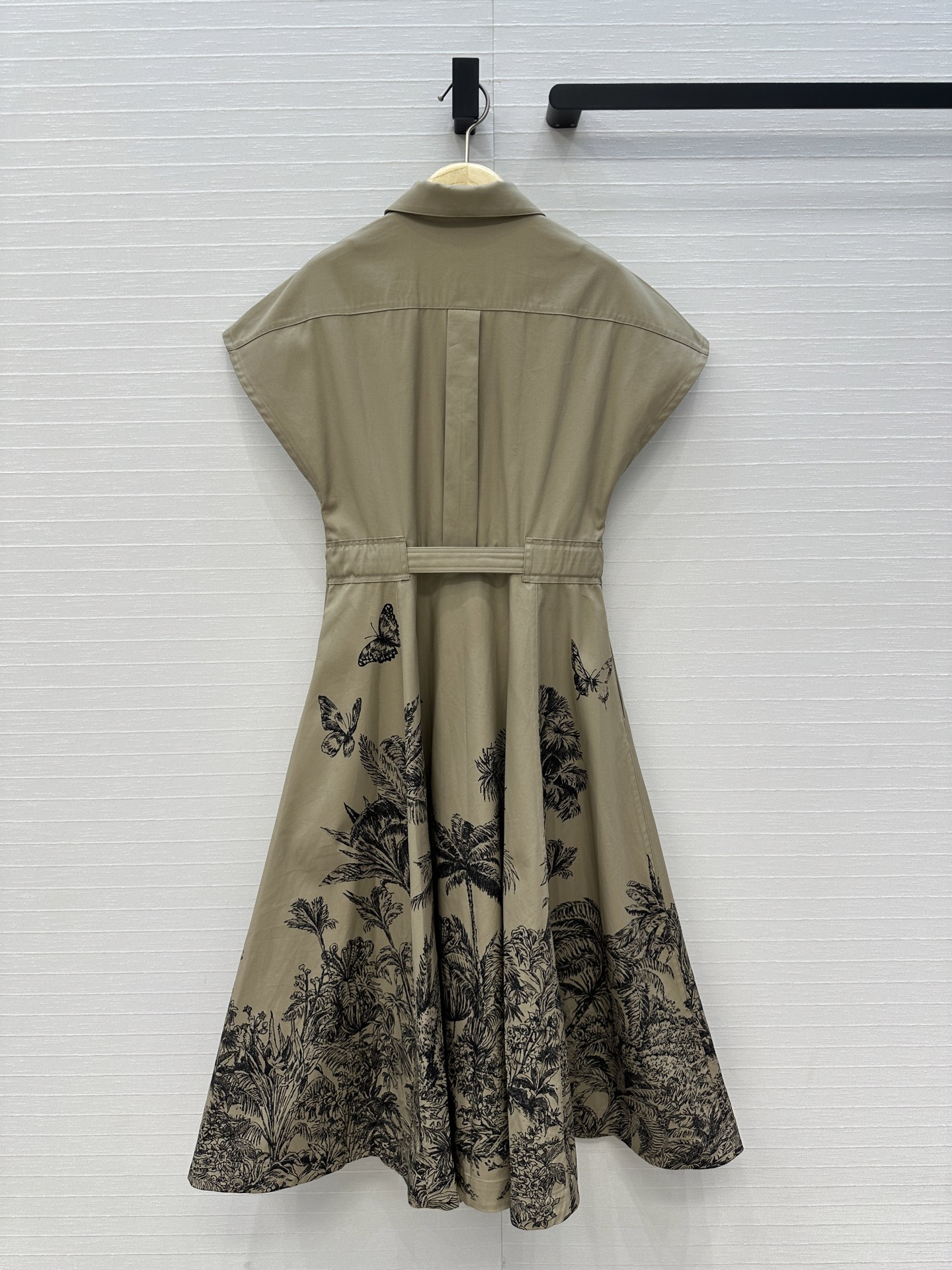 高端品质❤️Dio*25新品 榛果色茹伊印花衬领连衣裙！重新诠释 D家经典丛林动物图案。定制进口高密度纯