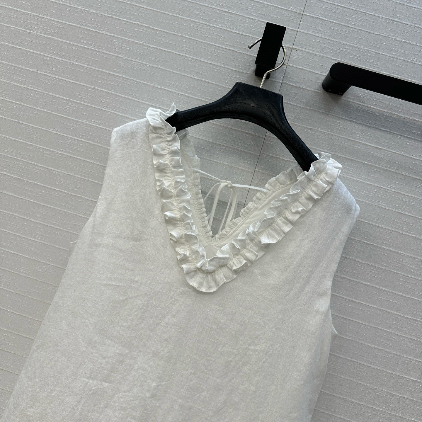 强烈推荐❤️Row风木耳边系带背心亚麻连衣裙，双V领正反两都可穿哦！实穿主义慵懒随性的单品，可甜可盐设计