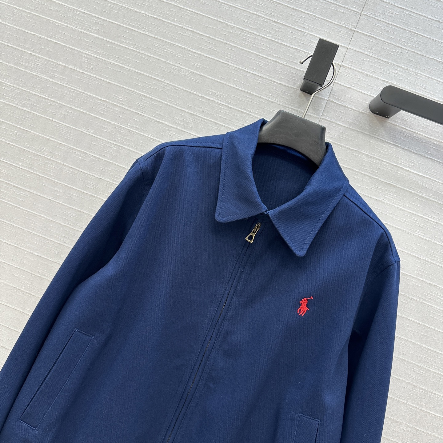 强烈推荐❤️RL长期主义穿搭 老干部风夹克外套，经典logo刺绣徽标点缀，短款拉链版型上身休闲帅气不挑人