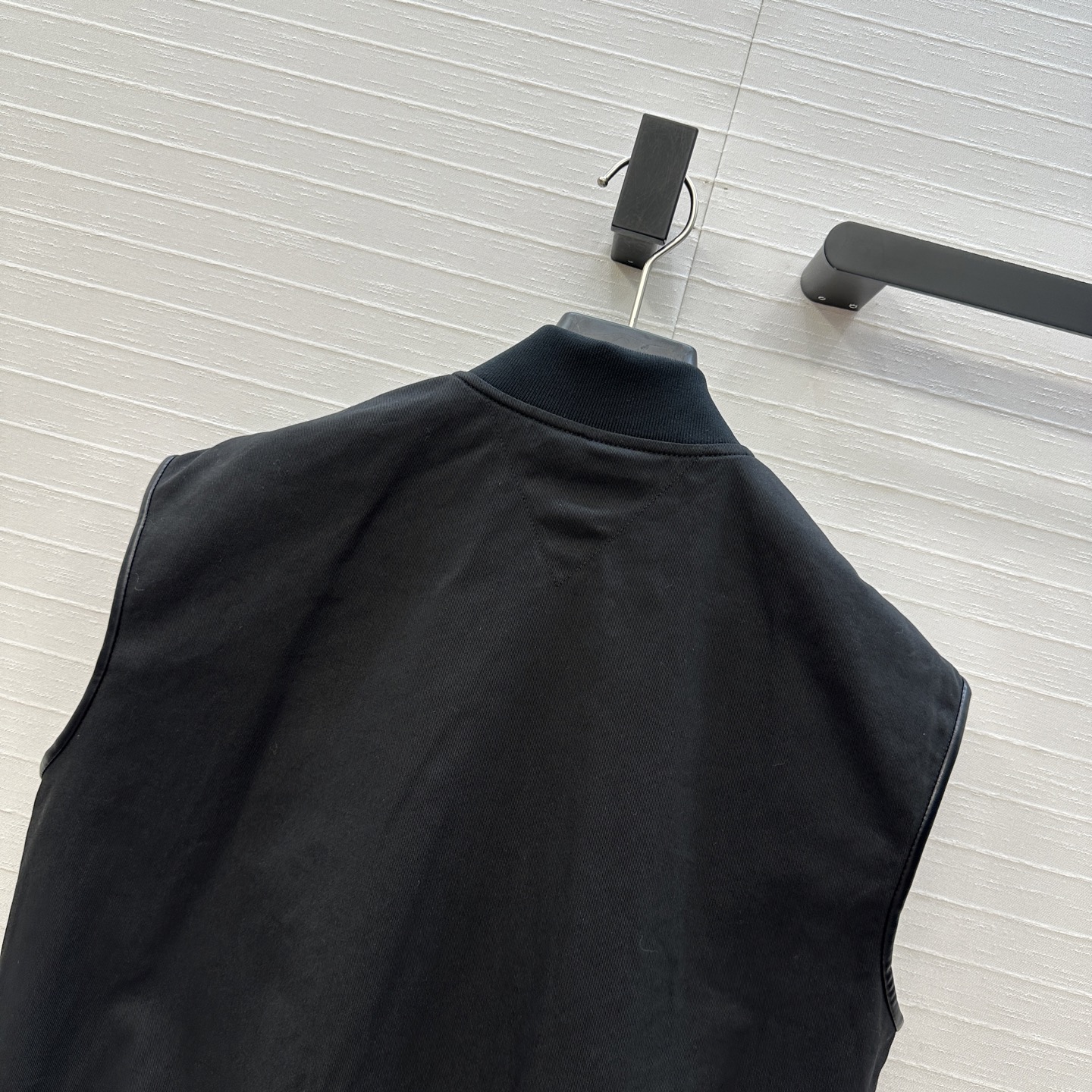 强烈推荐❤️BV早秋皮边无袖马甲外套！斜纹棉面料挺阔有型！罗纹拼接下摆双拉链设计摩登，立体剪裁版型百搭不