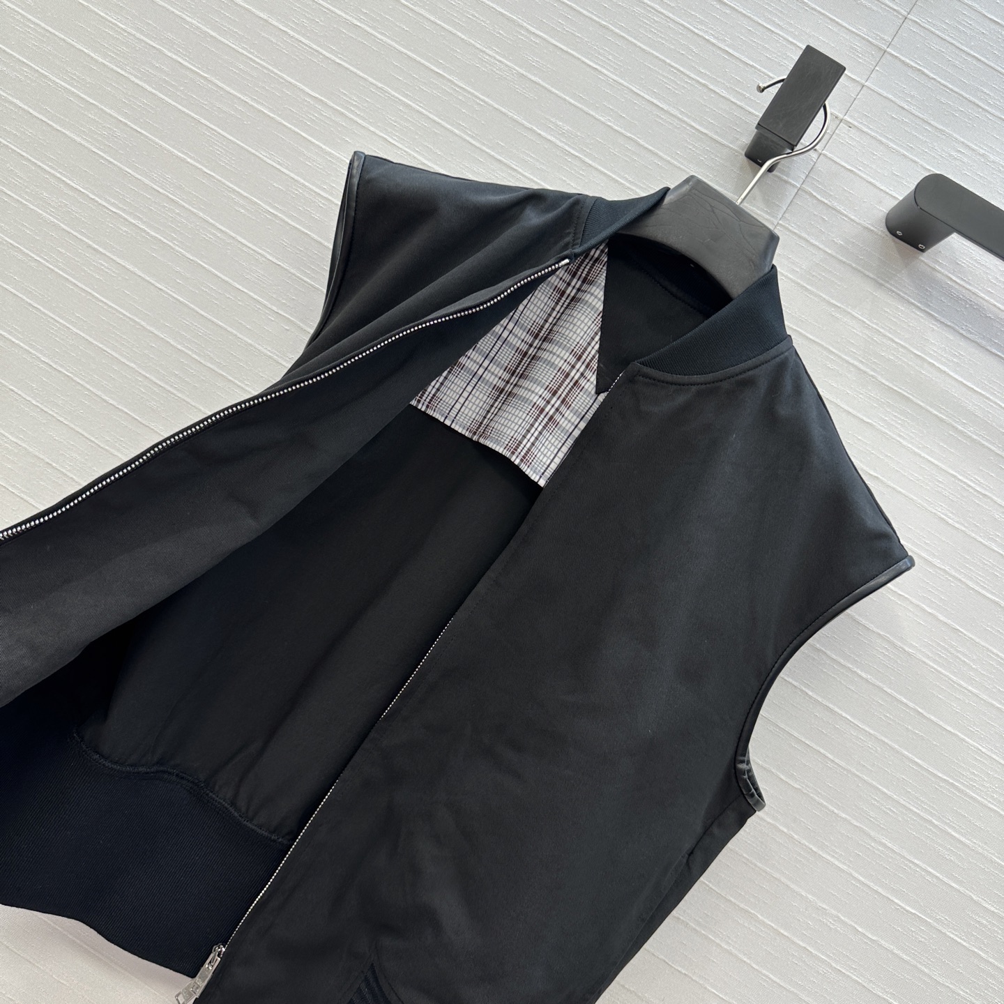 强烈推荐❤️BV早秋皮边无袖马甲外套！斜纹棉面料挺阔有型！罗纹拼接下摆双拉链设计摩登，立体剪裁版型百搭不