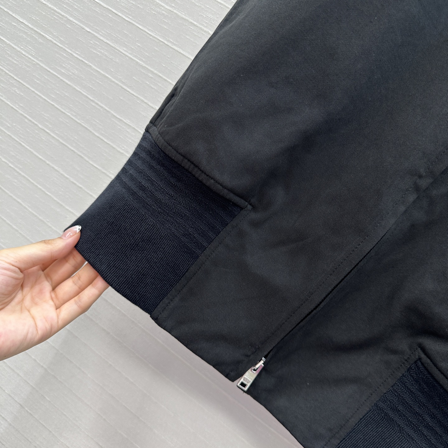 强烈推荐❤️BV早秋皮边无袖马甲外套！斜纹棉面料挺阔有型！罗纹拼接下摆双拉链设计摩登，立体剪裁版型百搭不