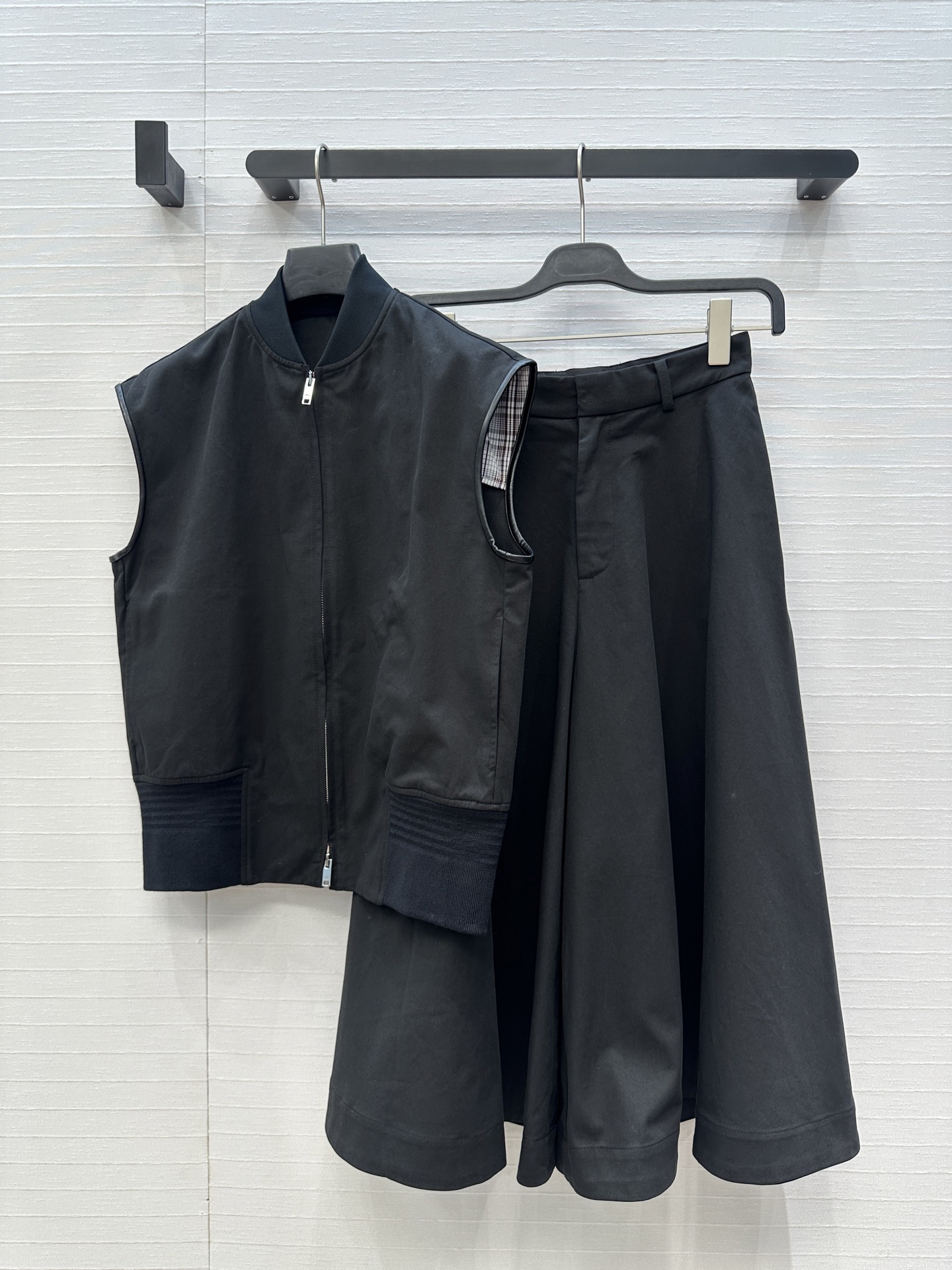 强烈推荐❤️BV早秋皮边无袖马甲外套！斜纹棉面料挺阔有型！罗纹拼接下摆双拉链设计摩登，立体剪裁版型百搭不