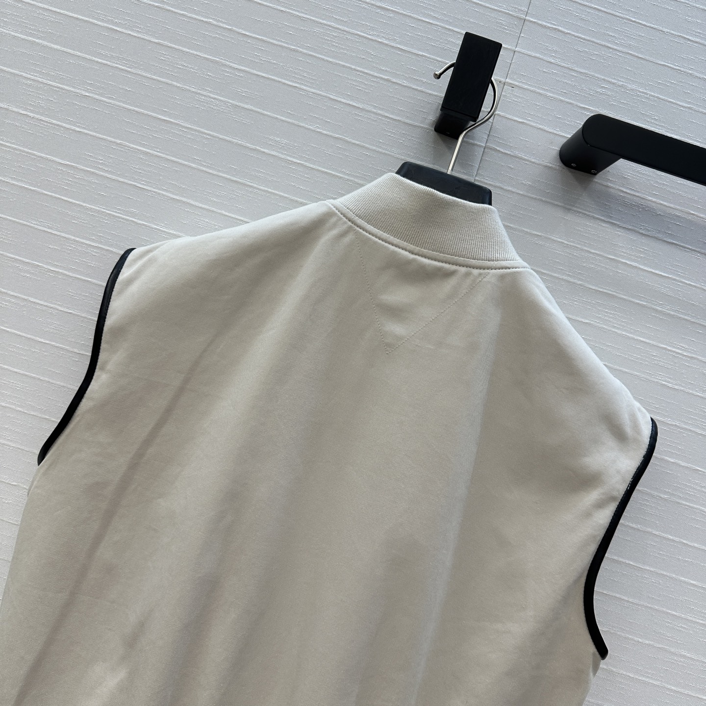 强烈推荐❤️BV早秋皮边无袖马甲外套！斜纹棉面料挺阔有型！罗纹拼接下摆双拉链设计摩登，立体剪裁版型百搭不