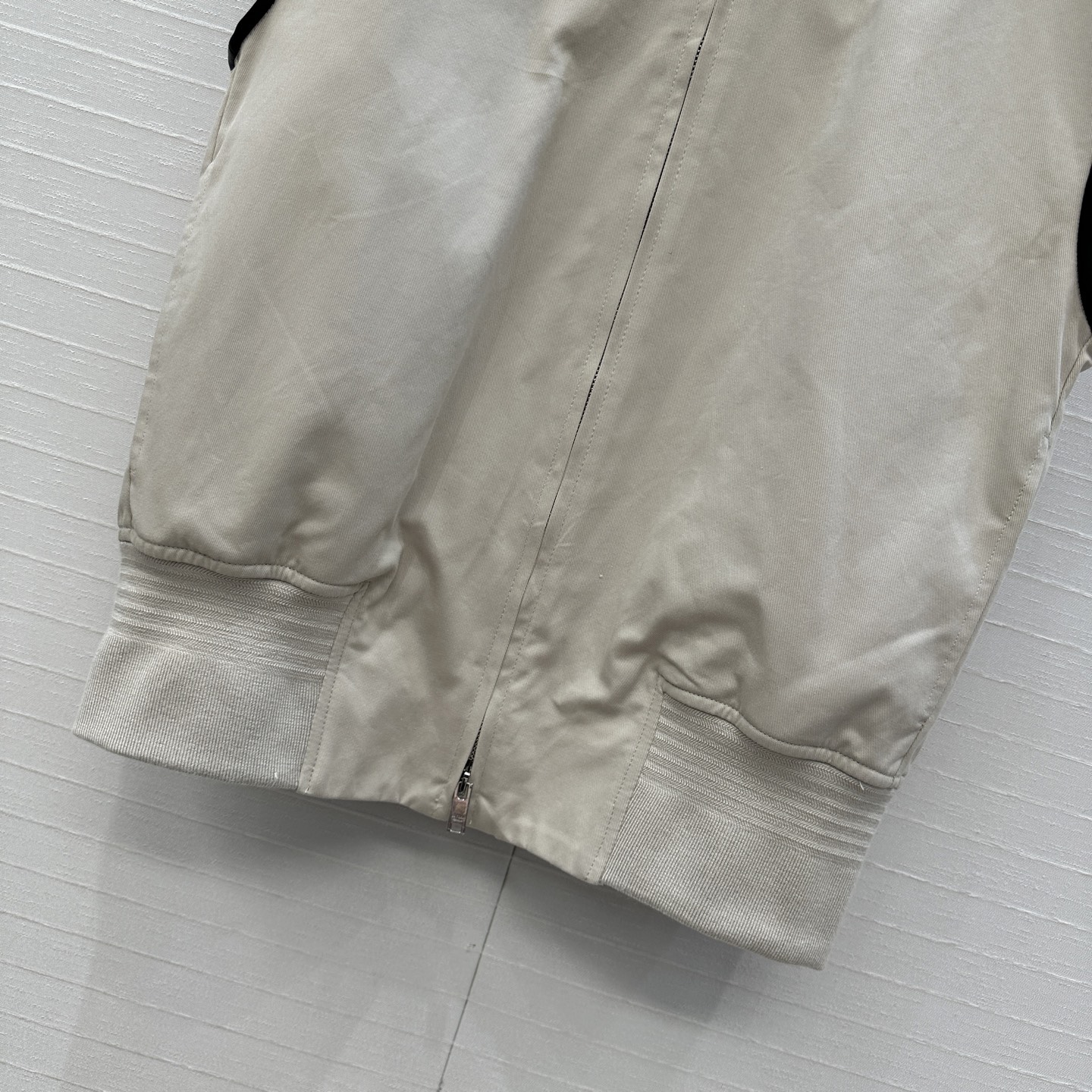 强烈推荐❤️BV早秋皮边无袖马甲外套！斜纹棉面料挺阔有型！罗纹拼接下摆双拉链设计摩登，立体剪裁版型百搭不