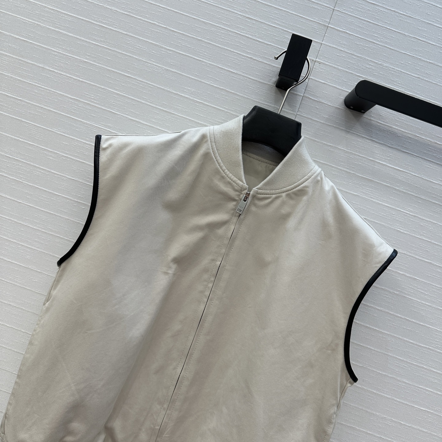 强烈推荐❤️BV早秋皮边无袖马甲外套！斜纹棉面料挺阔有型！罗纹拼接下摆双拉链设计摩登，立体剪裁版型百搭不